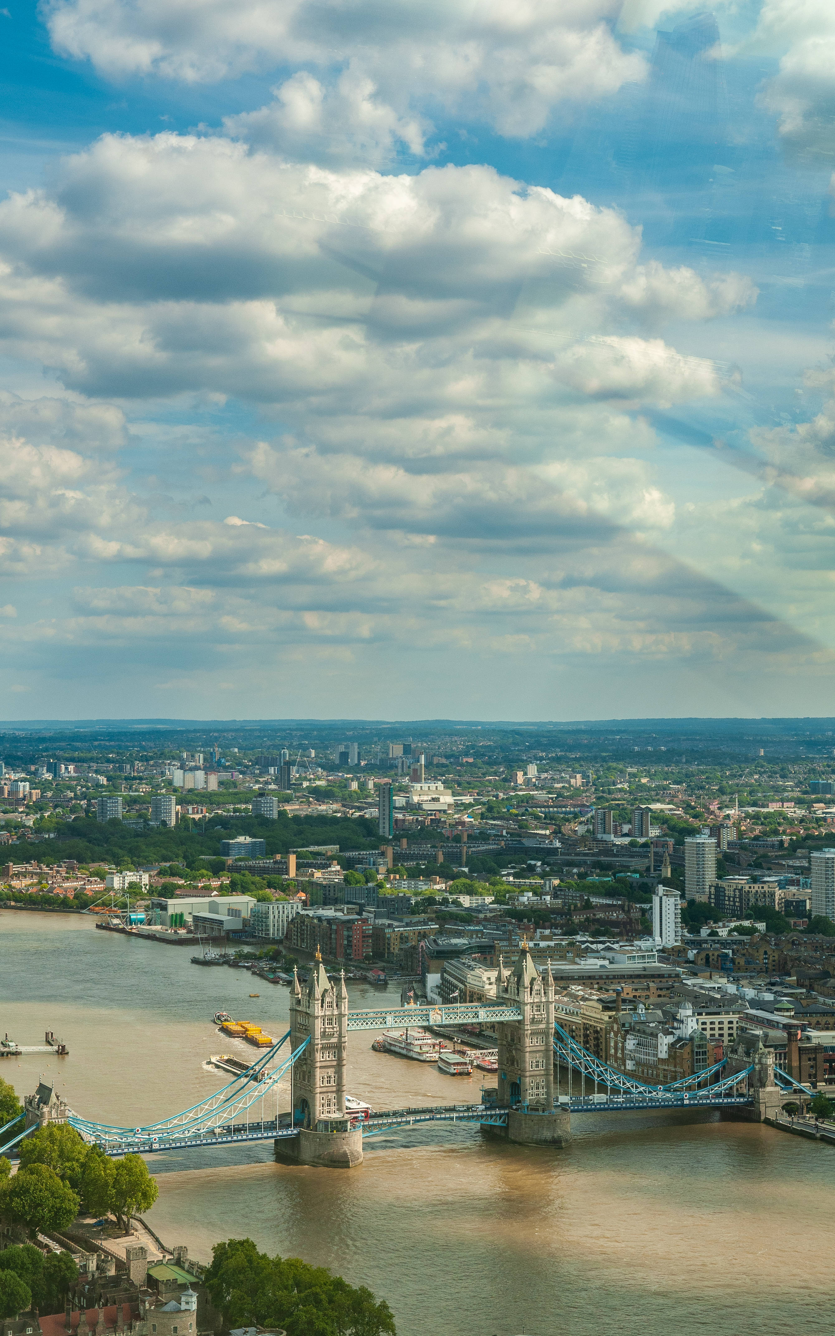 Londen se Ikoniese Toringbrug Onder 'n Bewolkte Lug Muurpapier