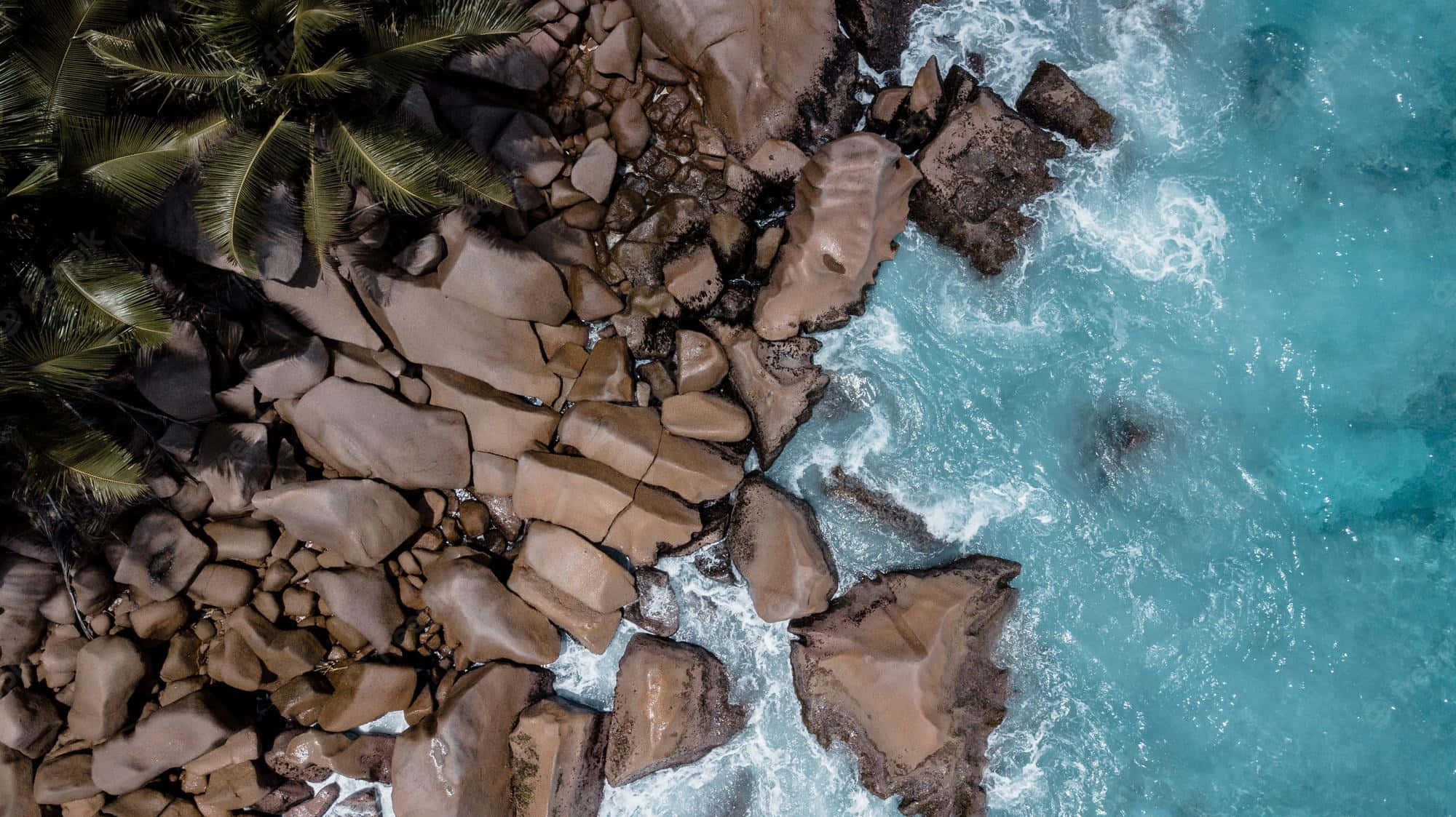 Lugfoto Rotsstrand Formasies Golwe Muurpapier