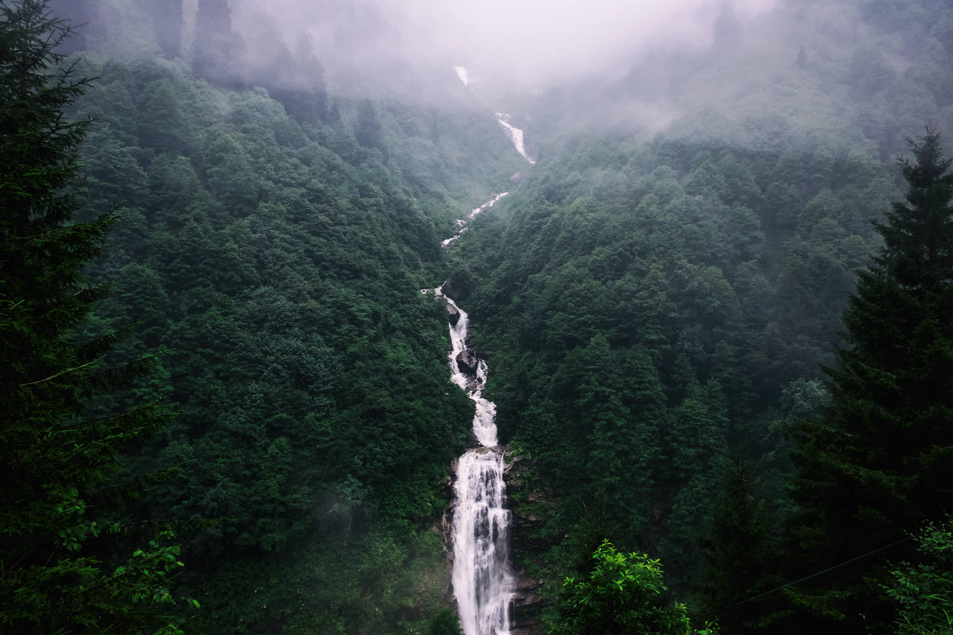 Lugfoto van ’n lang waterval-agtergrond.