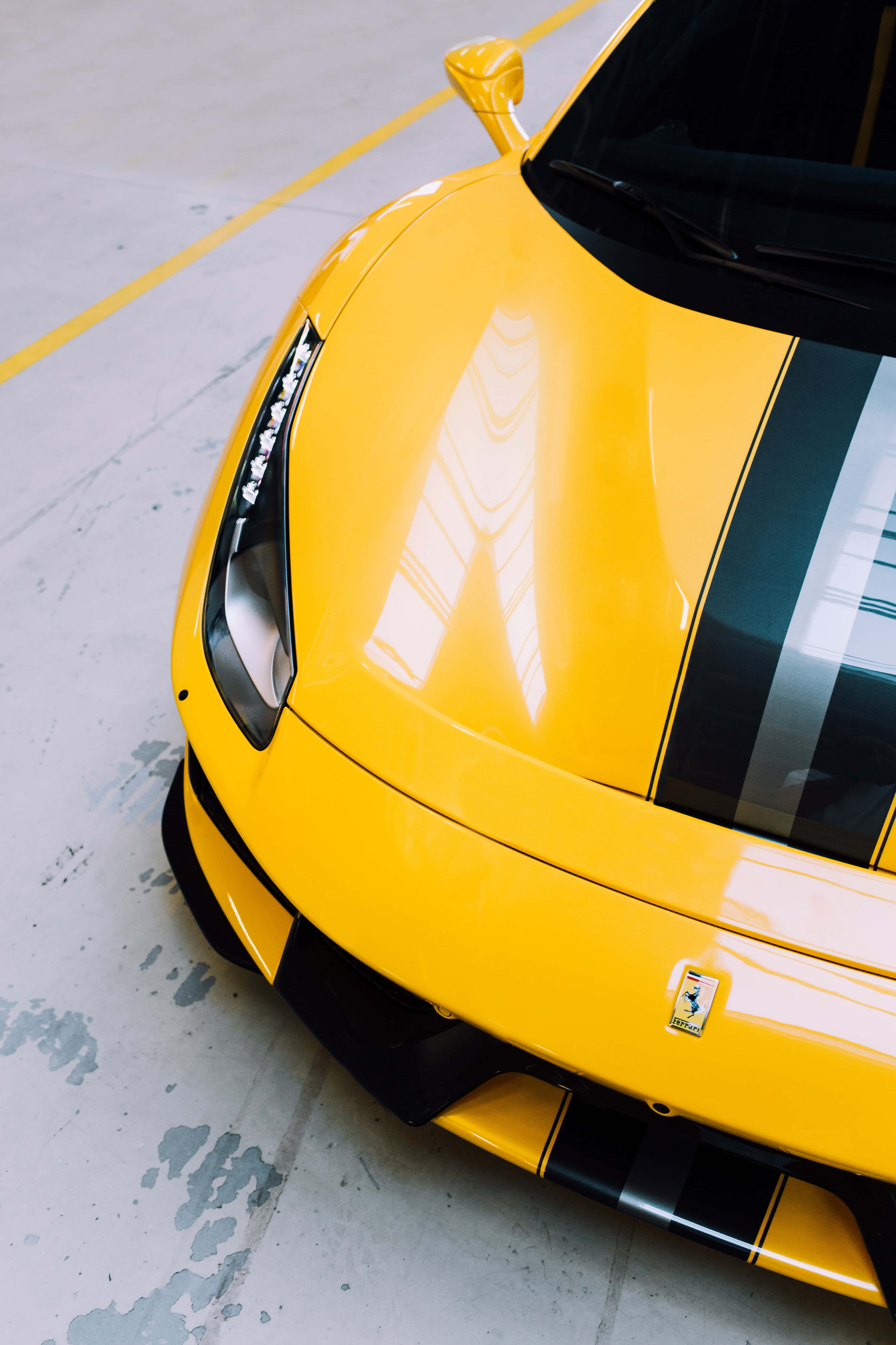 Luukse impak: 'n Elegante Ferrari op 'n oop pad Muurpapier
