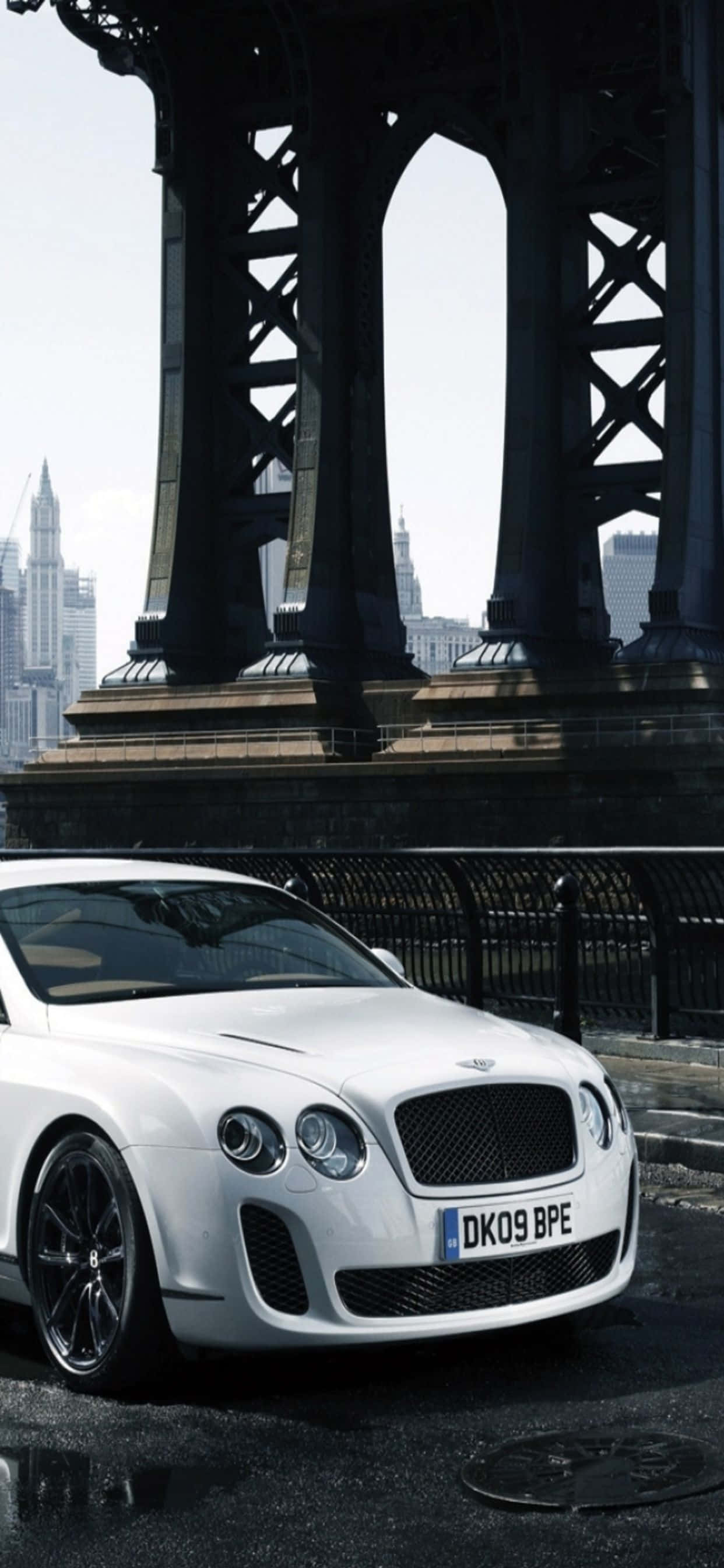 Luukse ontmoet tegnologie in hierdie foto van 'n Bentley en 'n iPhone Xs Max. Muurpapier