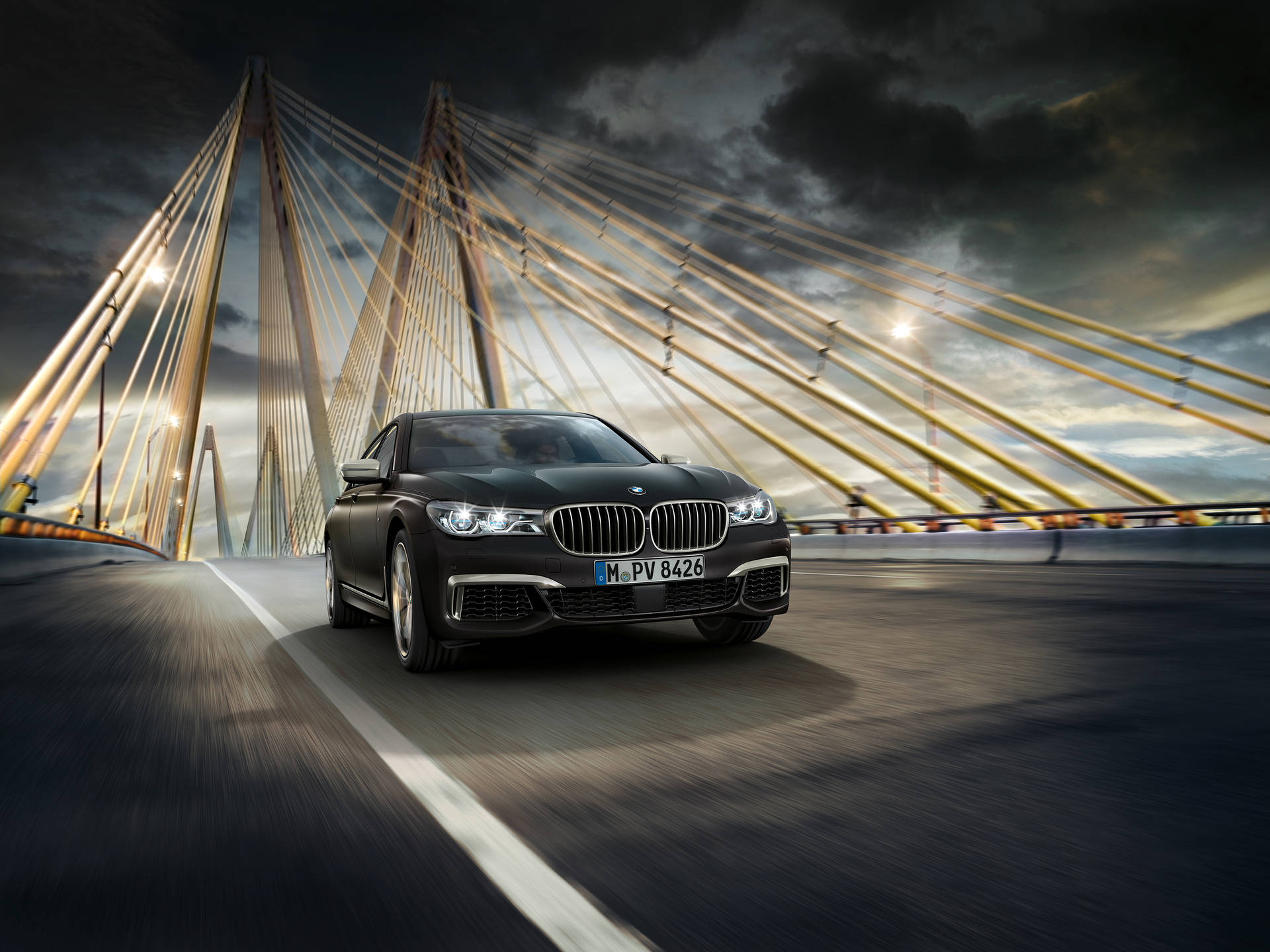 Swart BMW M760Li xDrive motor by hangbrug agtergrond