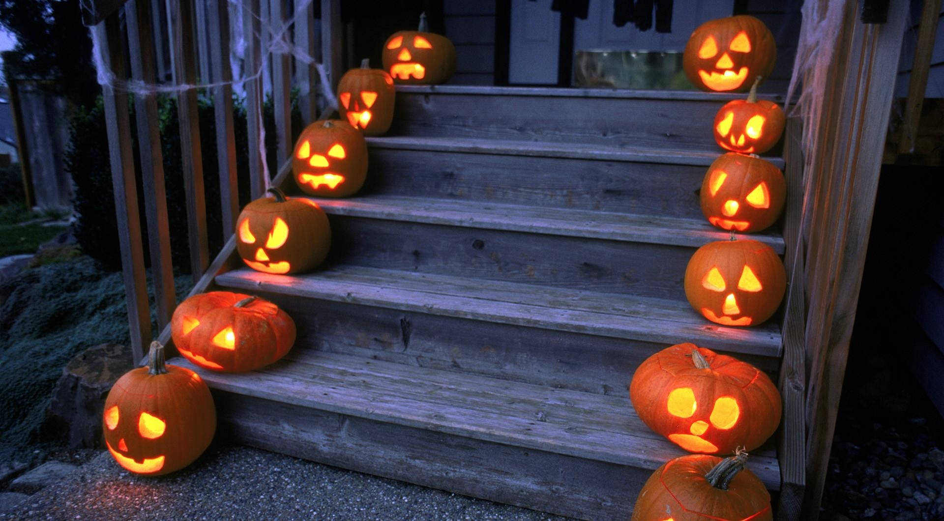 Maak gereed vir 'n grillerige en opwindende Halloween by hierdie spookhuis! Muurpapier