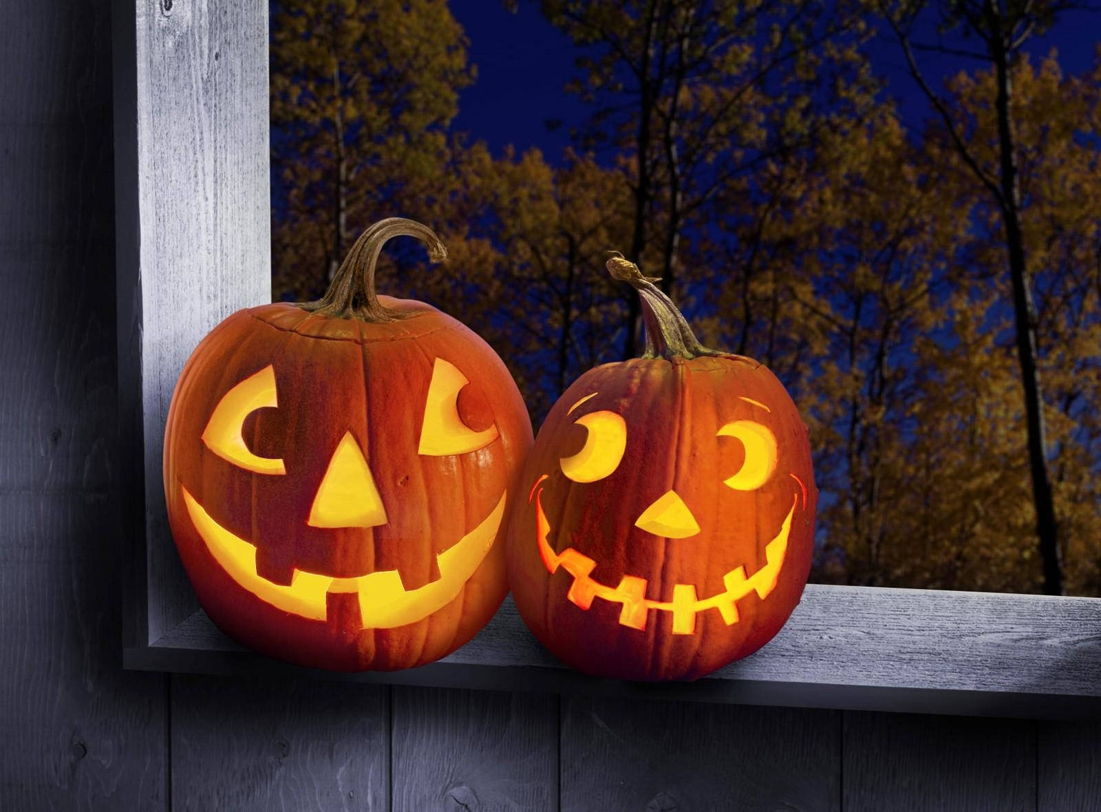 Maak gereed vir Halloween met hierdie glimlaggende pampoene! Muurpapier