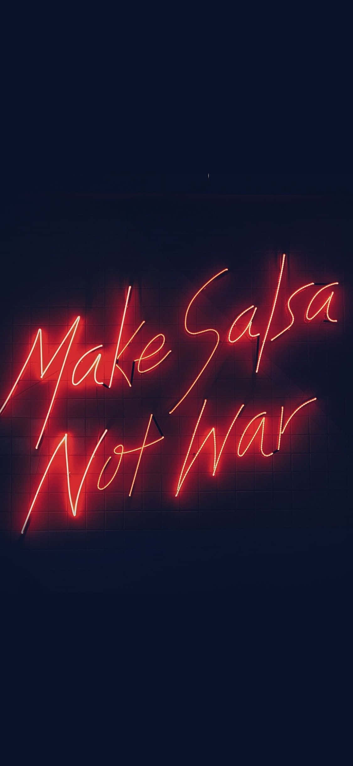 Maak Salsa Nie Oorlog Nie In Neon Rooi Estetika Muurpapier