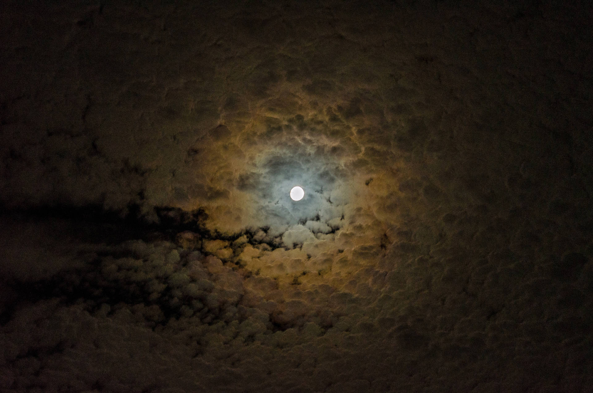 Helder Maan omring deur wolke. Magiese uitsig van die natuur. Volmaan-aand.