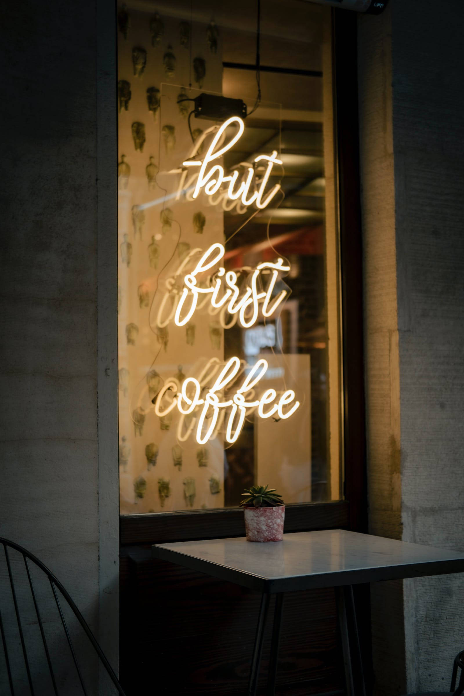 Maar Eers Koffie Neon iPhone Muurpapier