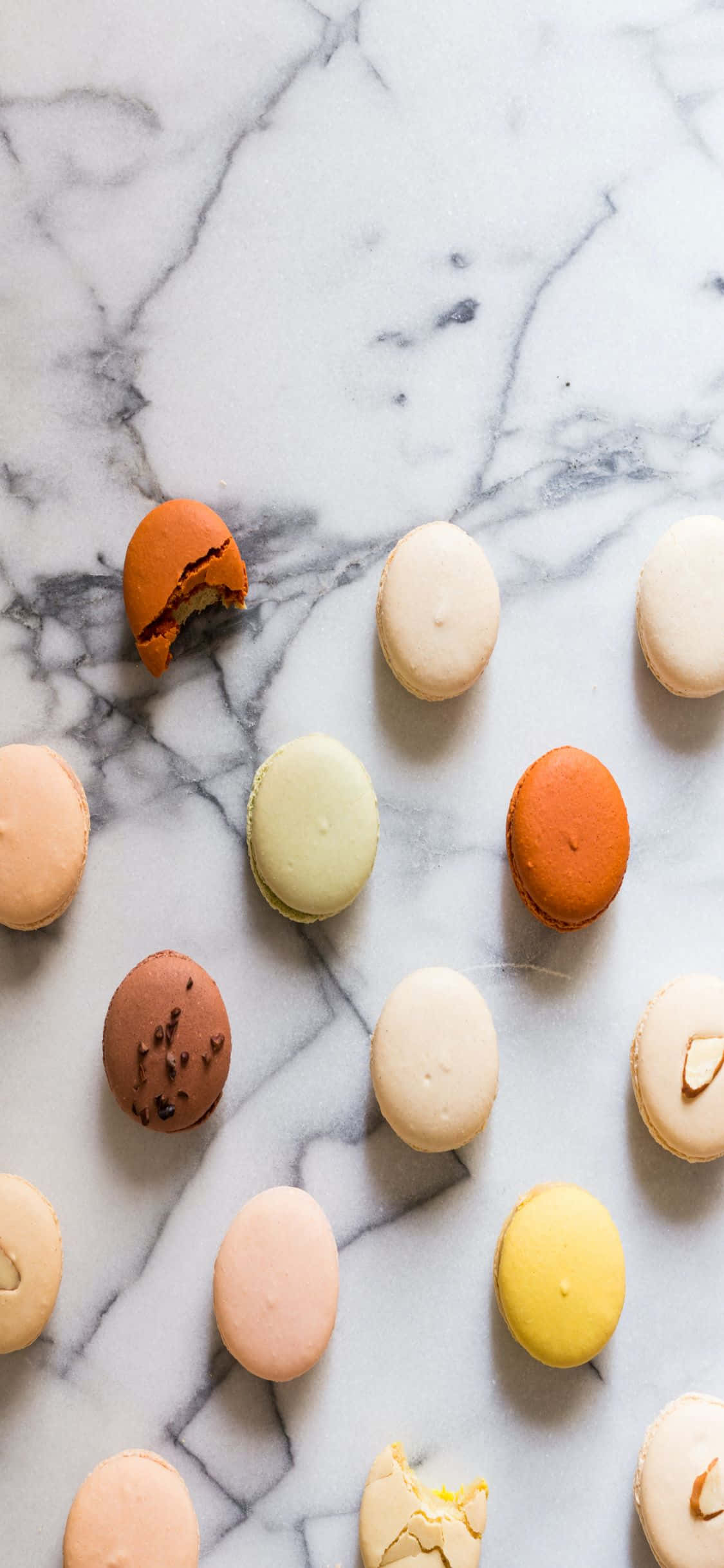 Macaroons Op iPhone X Marmer Agtergrond Muurpapier