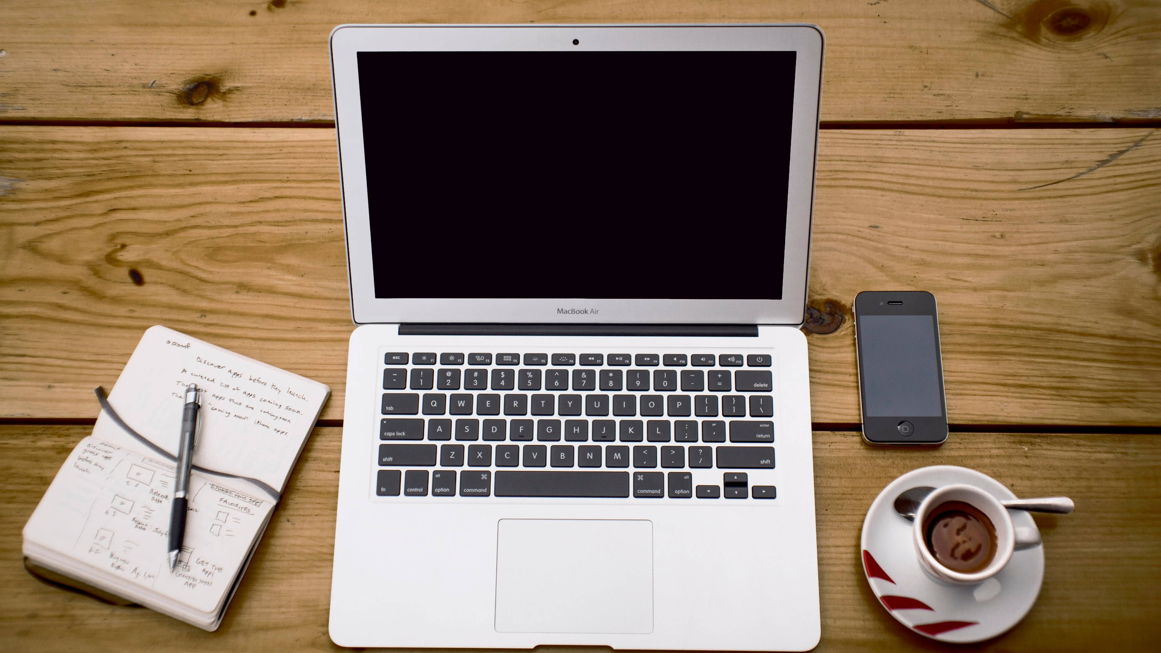MacBook Air op Houttafel Muurpapier