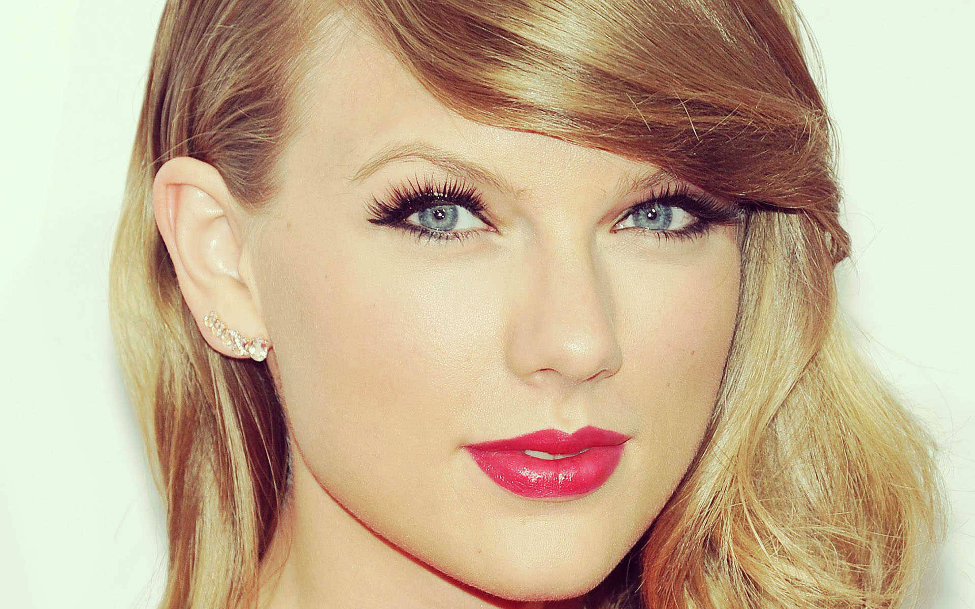 Taylor Swift naby-foto muurpapier wys elektriese blou oë. — Taylor Swift Muurpapier
