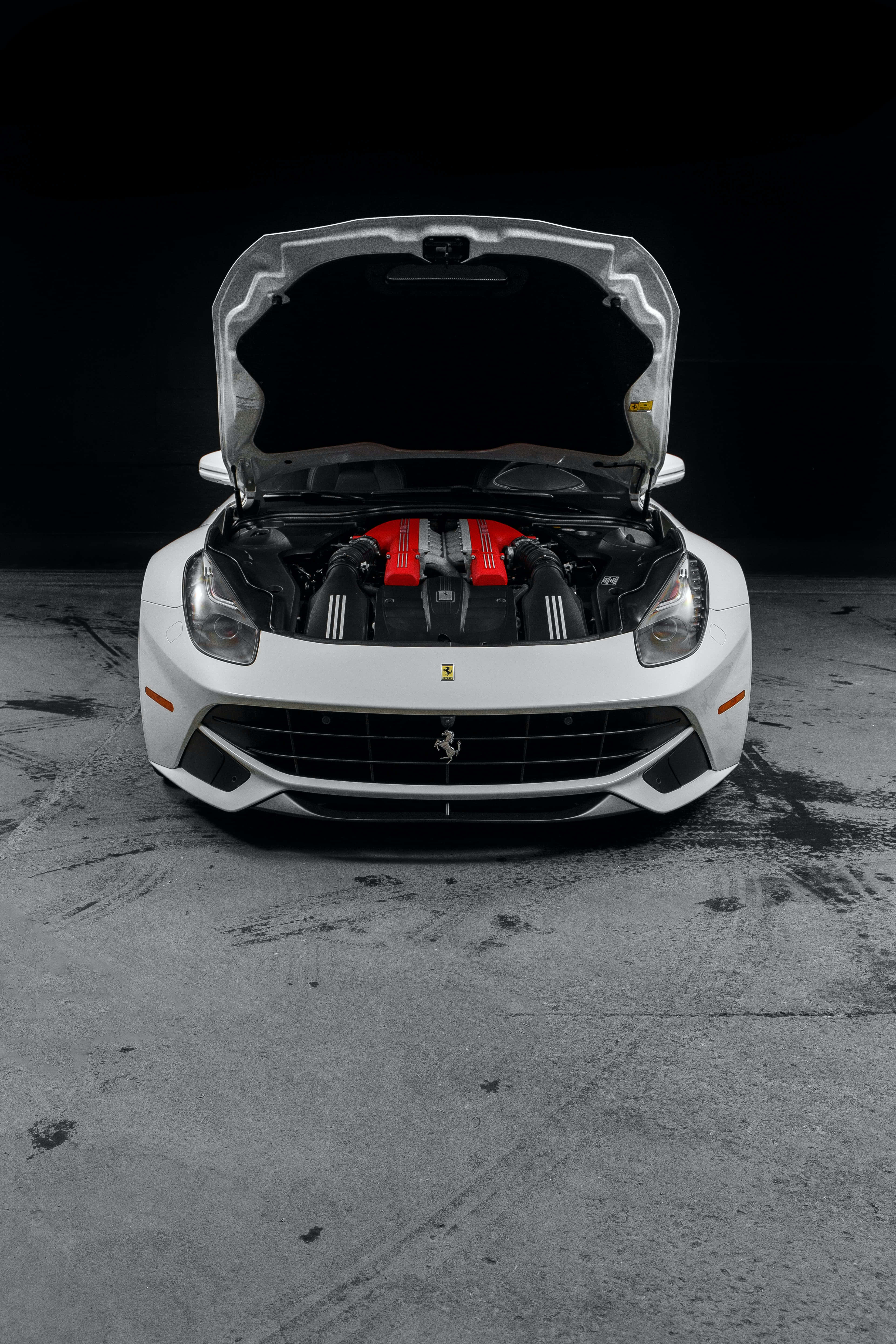 Majestueus Rooi Ferrari teen die Skemerhemel Muurpapier