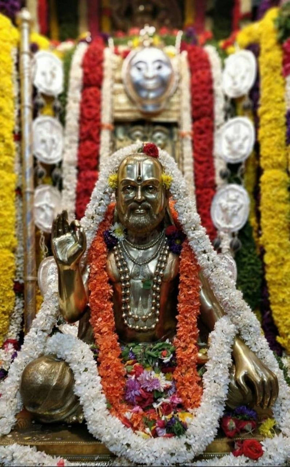 Majestueuse Goue Standbeeld van Raghavendra Versier met Blomkranse Muurpapier