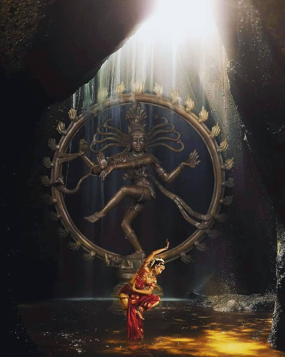 Majestueuse Nataraja-beeld in Grotkuns-agtergrond Muurpapier