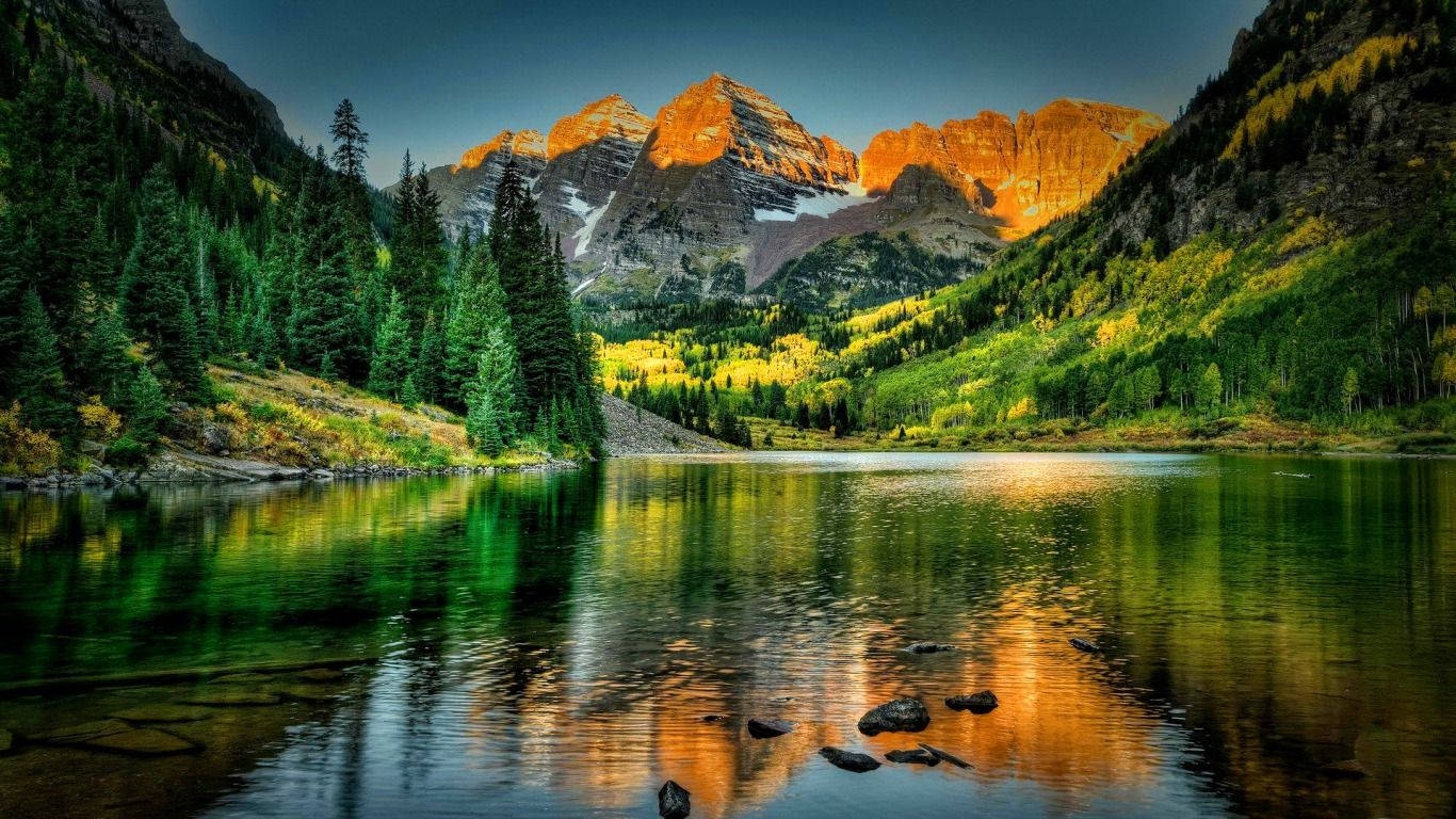 Majestueuse Natuurskoon van Maroon Bells Meer Muurpapier