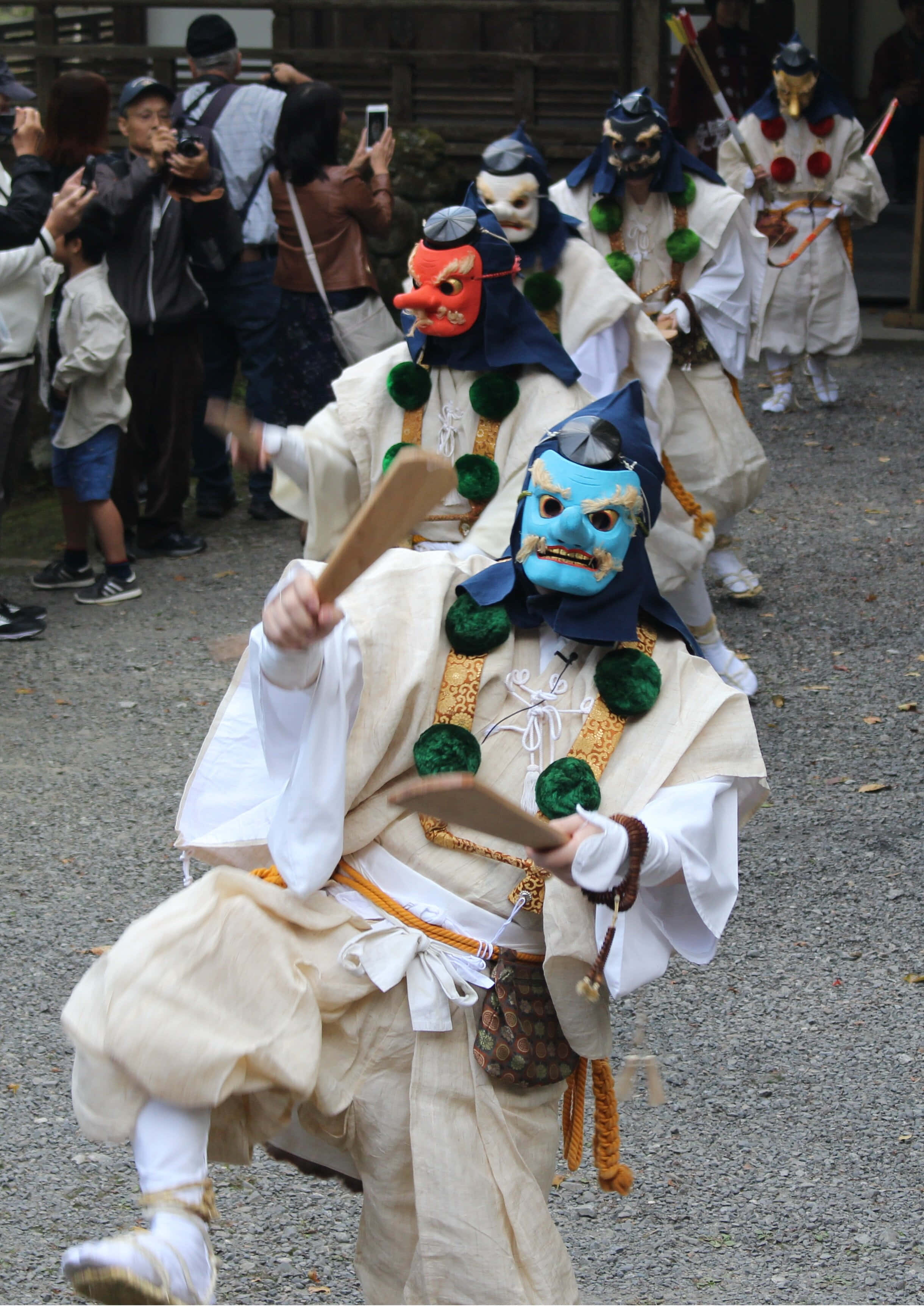Majestueuse Tengu omring deur die natuur Muurpapier