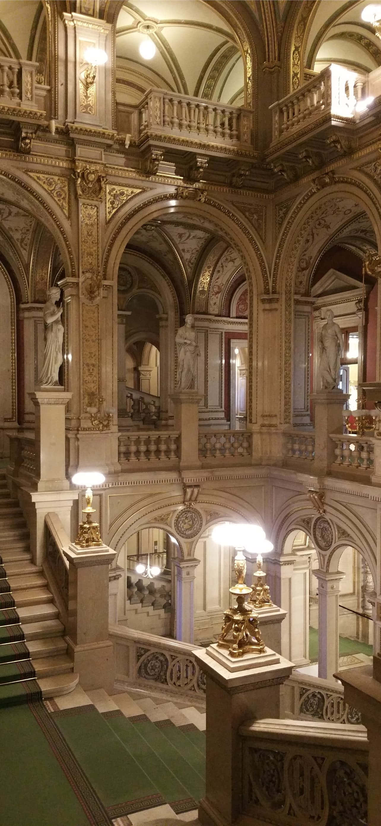 Majestueuse Uitsig oor Weense Katedraal in Skemer Muurpapier