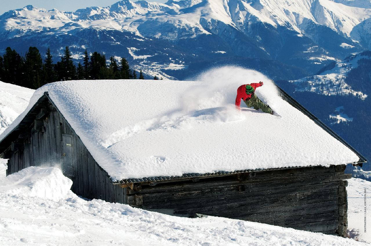 Man Met Sneeubord Wat Op Dak Jaag Muurpapier