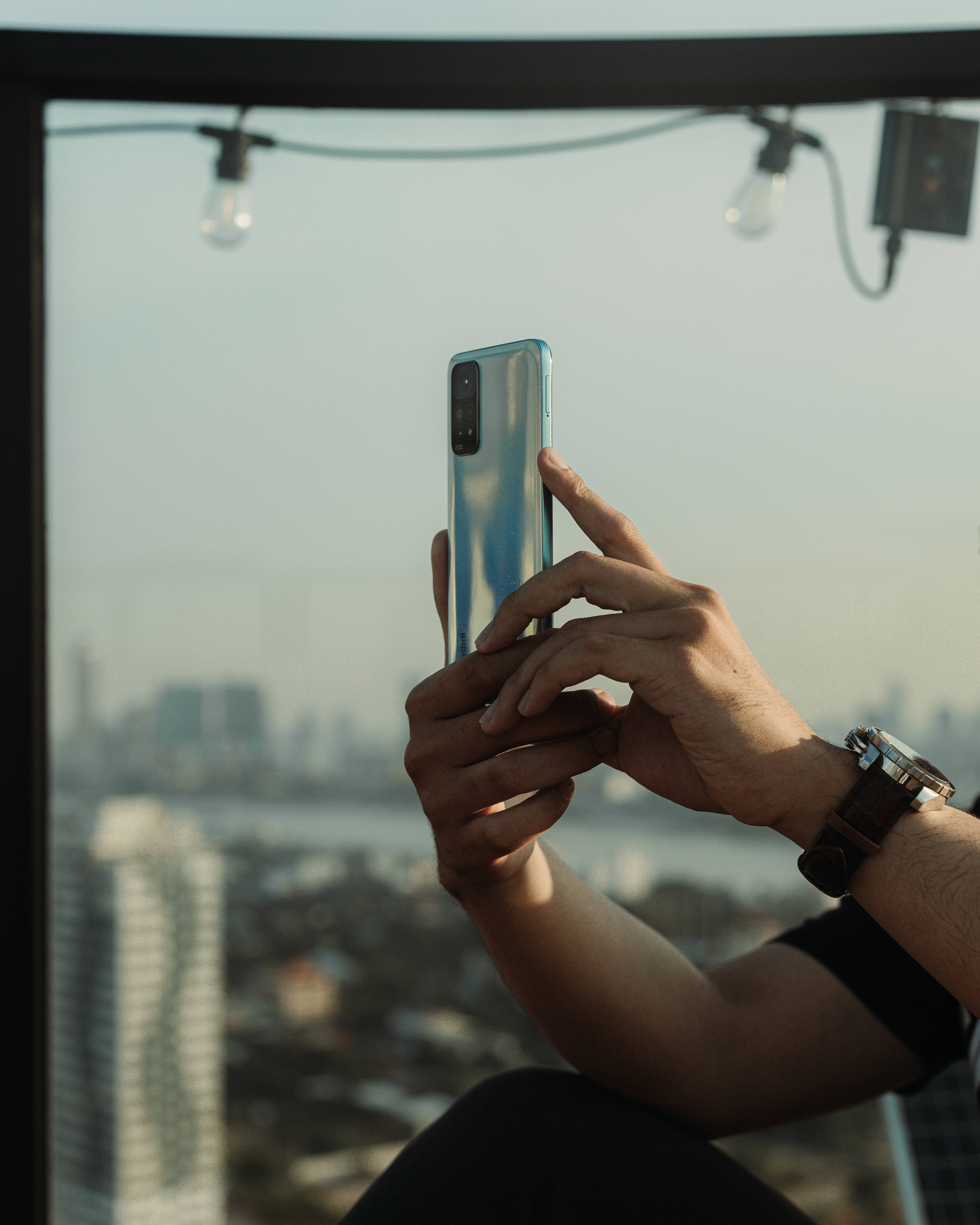 Man met Xiaomi-slimfoon Muurpapier