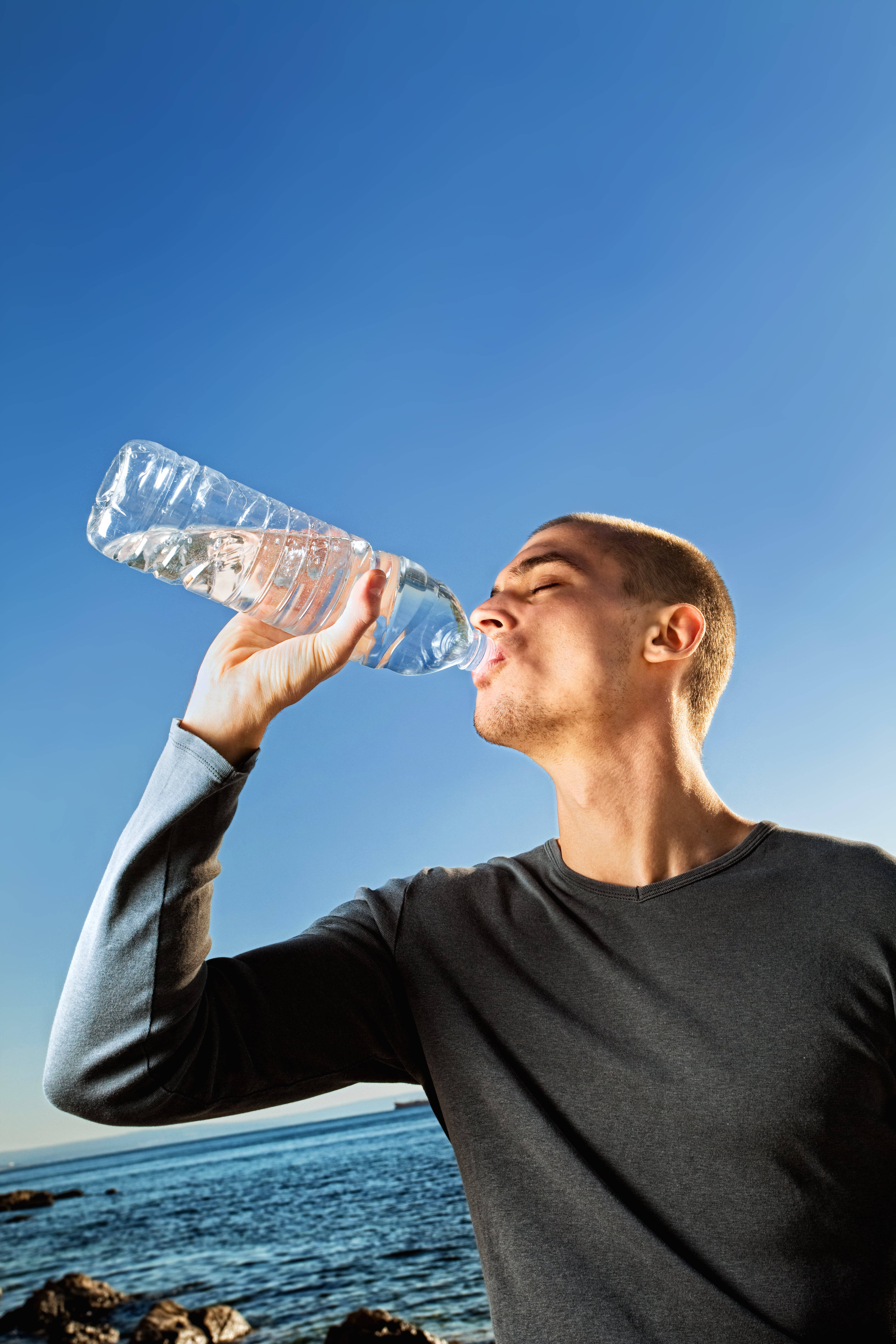Man wat homself met gebottelde water hidreer Muurpapier