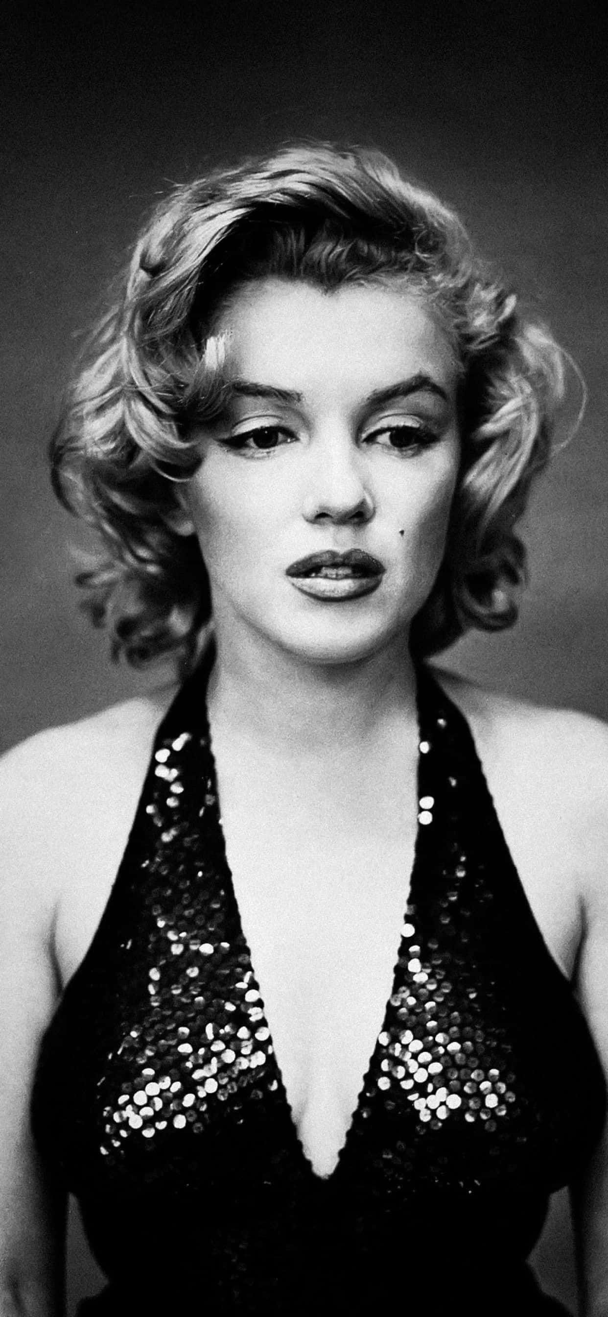 Marilyn Monroe Poseer in Haar Ikoniese Voorkoms op iPhone. Muurpapier