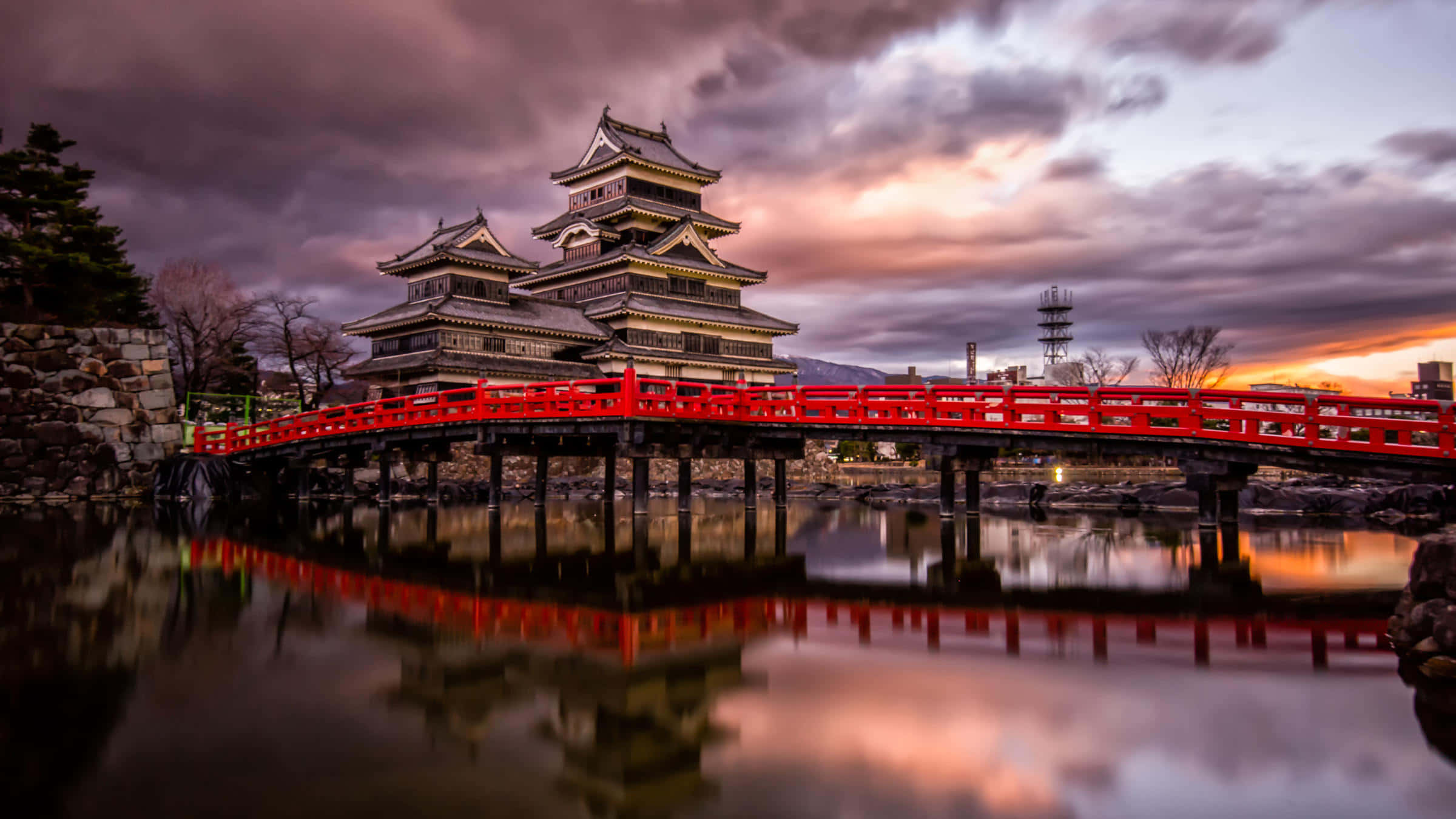 Matsumoto-kasteel op 'n Bewolkte Dag tydens Sonsondergang Muurpapier