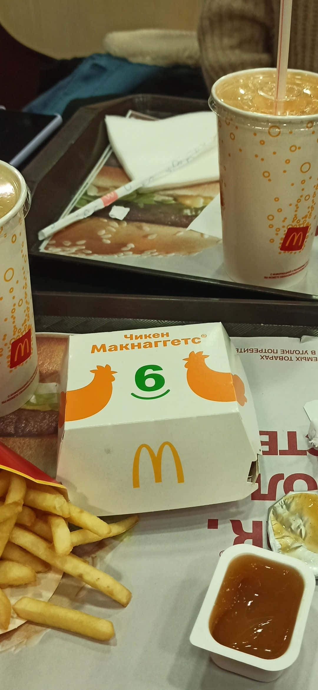 McDonald's Kos met Drinkgoed en Skyfies Prent Muurpapier
