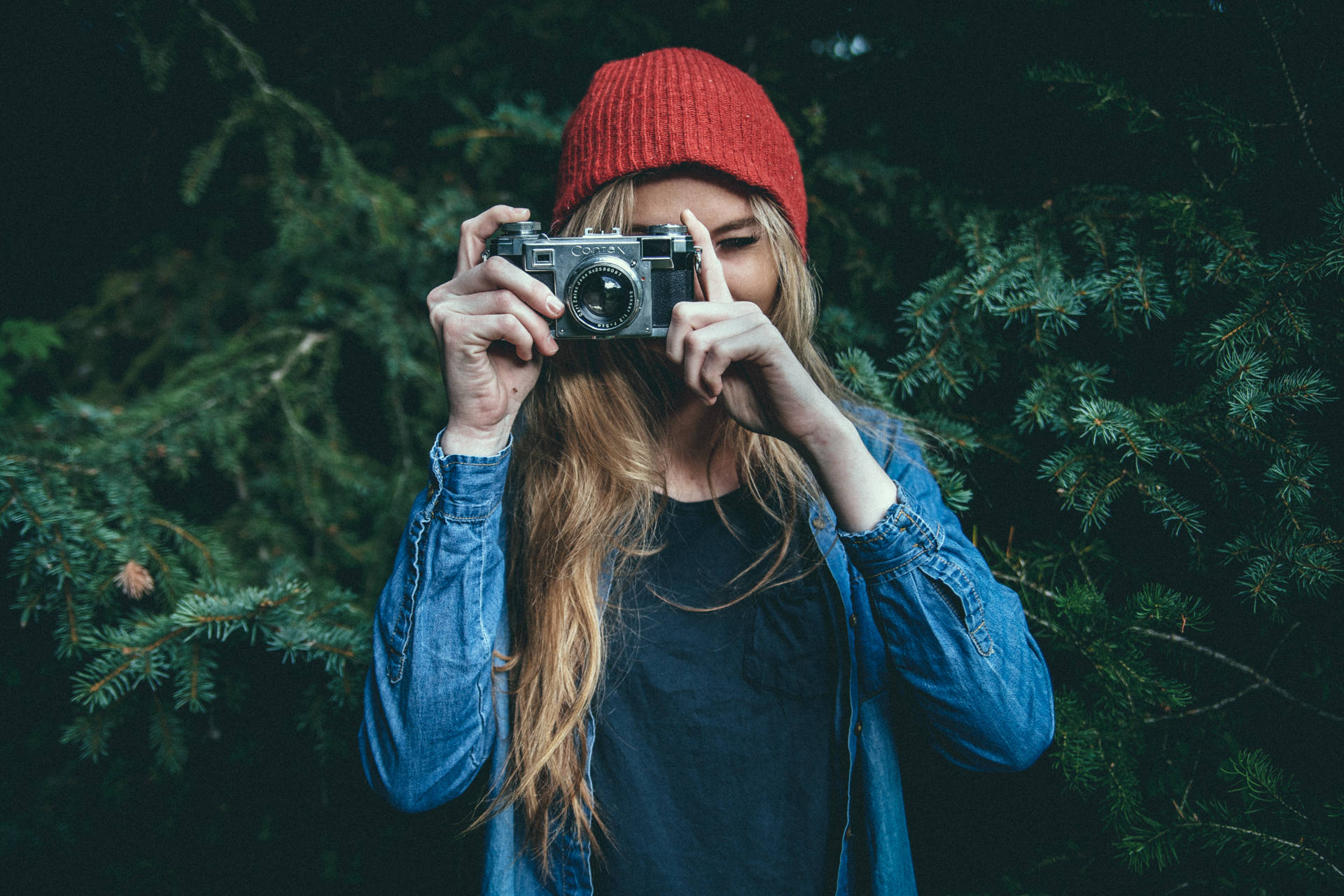 Meisie wat fotografie neem met kamera muurpapier. — Meisie Muurpapier