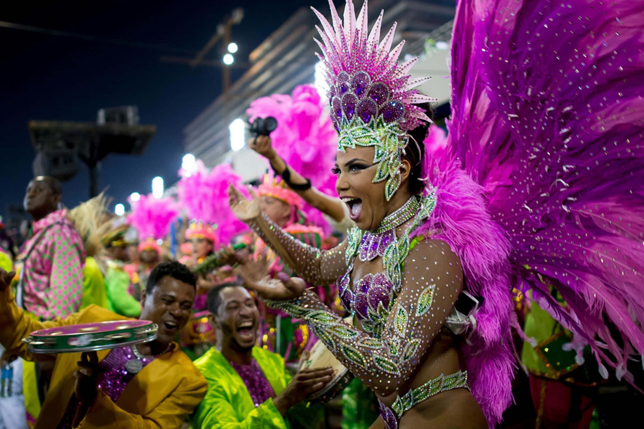 Mense met Groot Glimlagte Pers Karnaval Kostuums Prent Muurpapier