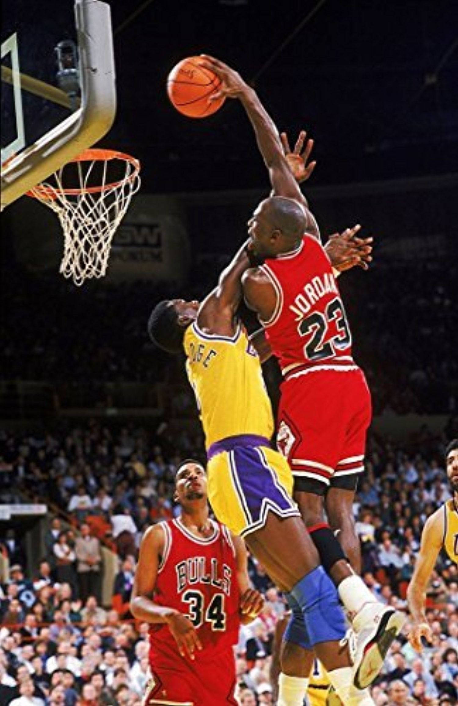 Michael Jordan ry na die hoepel vir 'n kragtige drom Muurpapier