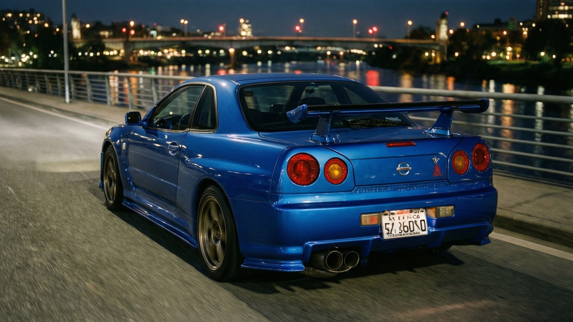 'n Blou Nissan GT-R op 'n brug in die nag met stadsweerkaatsings. — Koel motors Muurpapier