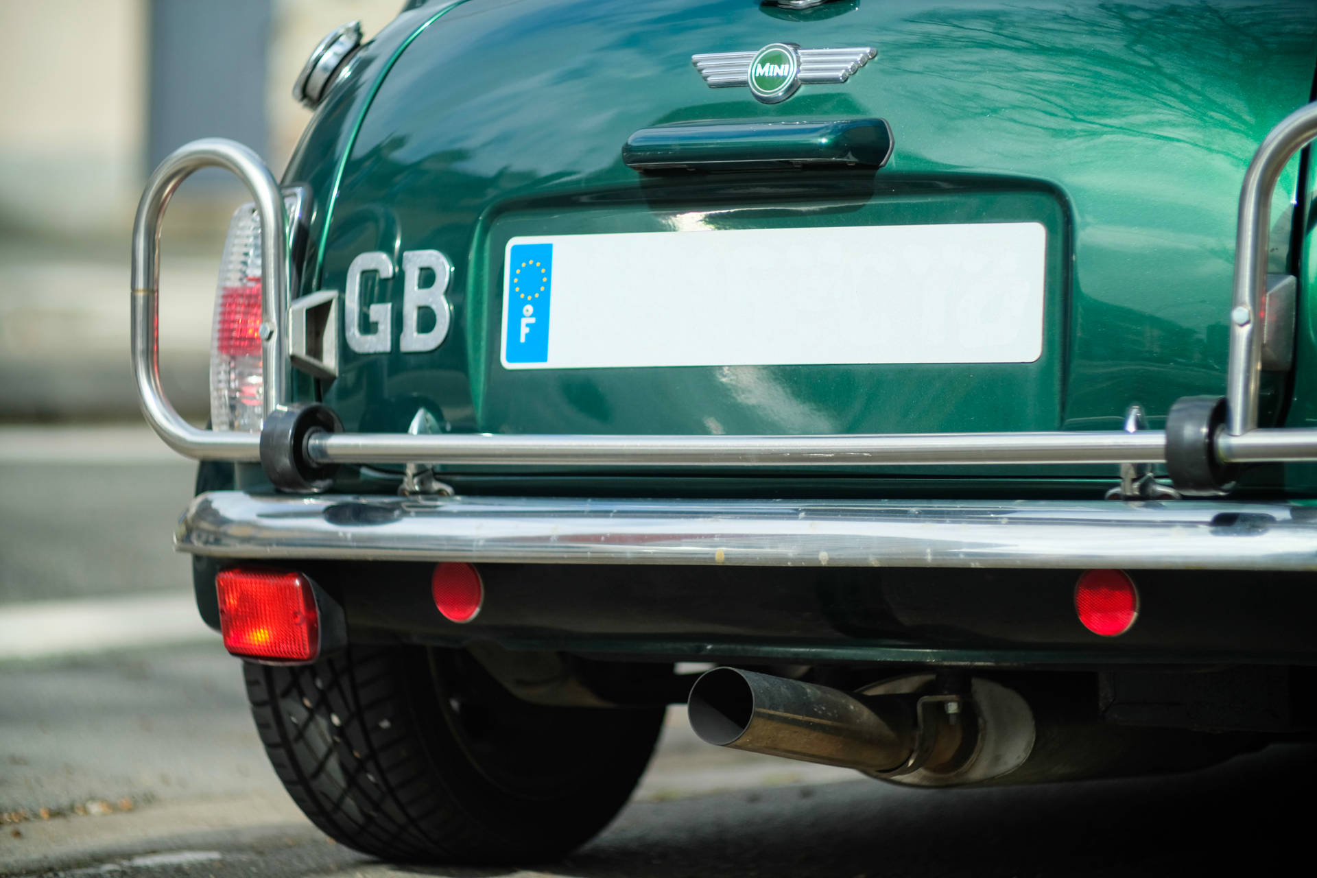 Mini Cooper-logo aan die agterkant van 'n groen Mini Cooper-voertuig — Motor GIF Muurpapier