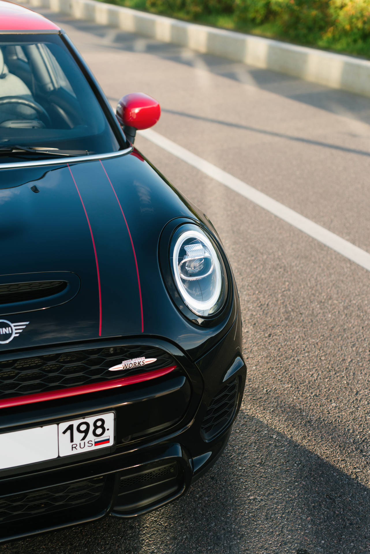 Mini Cooper-logo van 'n swart Mini Cooper-voertuig — Motor GIF Muurpapier