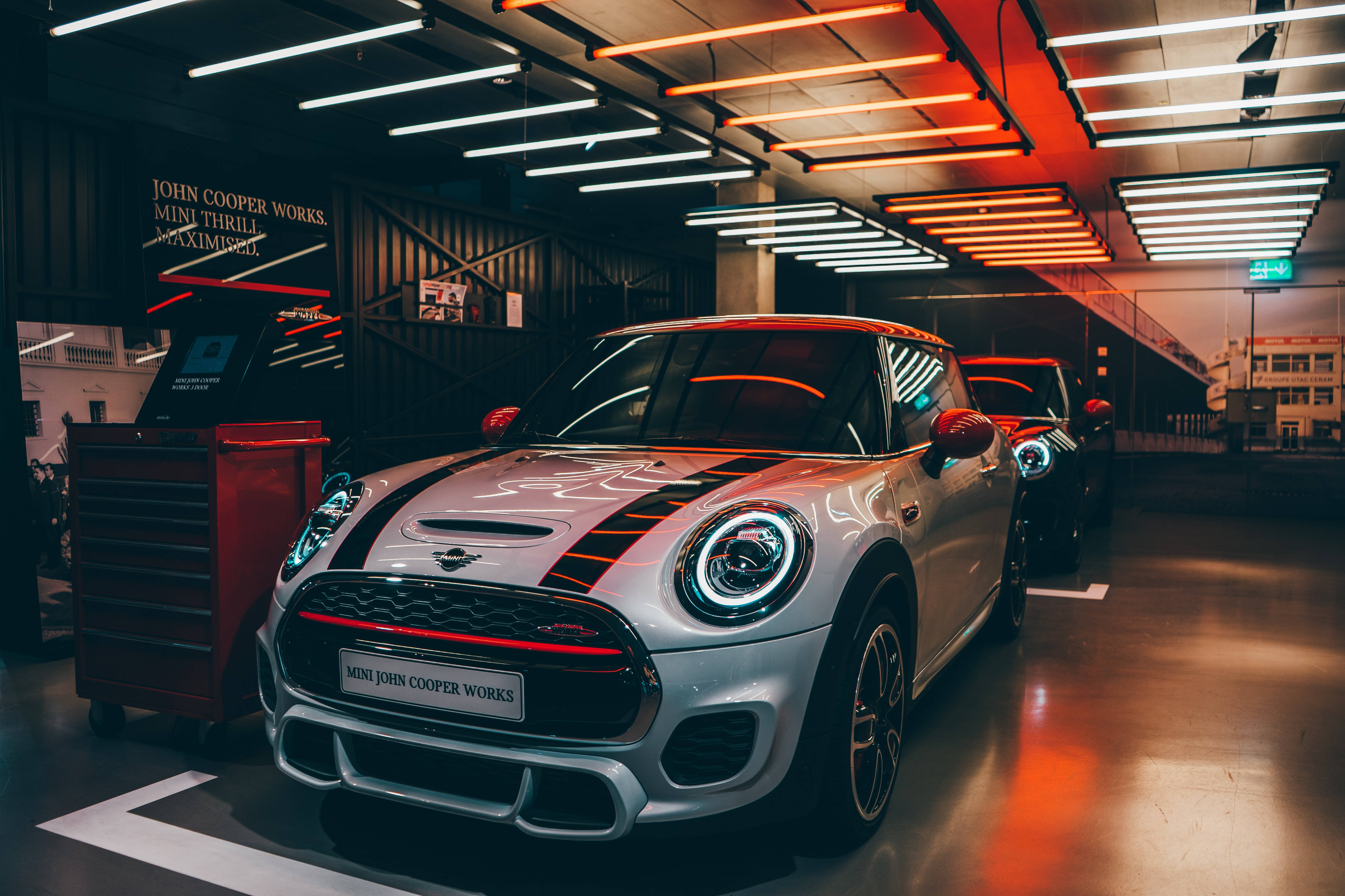 Mini in Neon-estetiese Parkeerterrein Muurpapier