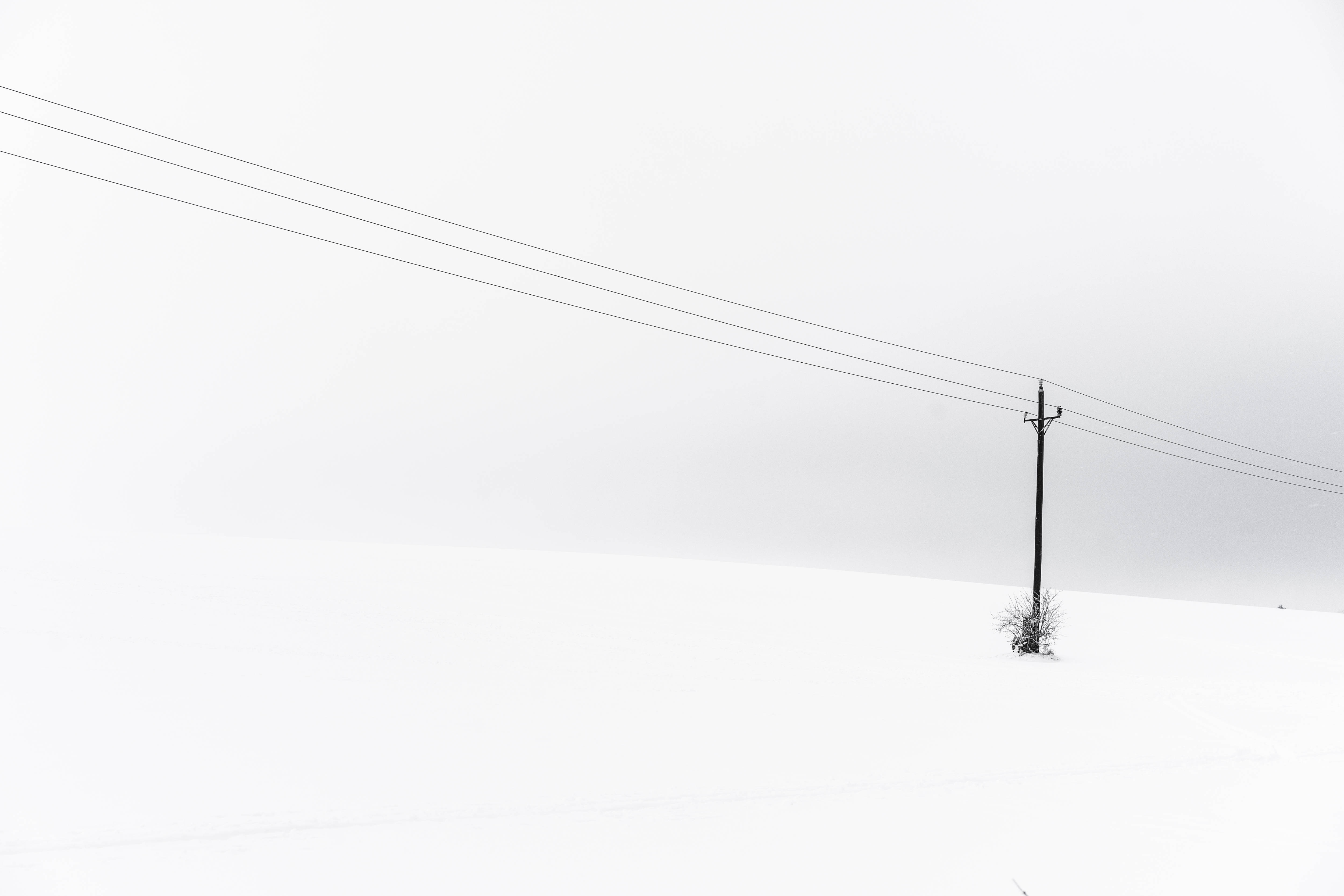 Minimalistiese Estetiese Buroblad Sneeubedekte Heuwel Kraglyn Muurpapier