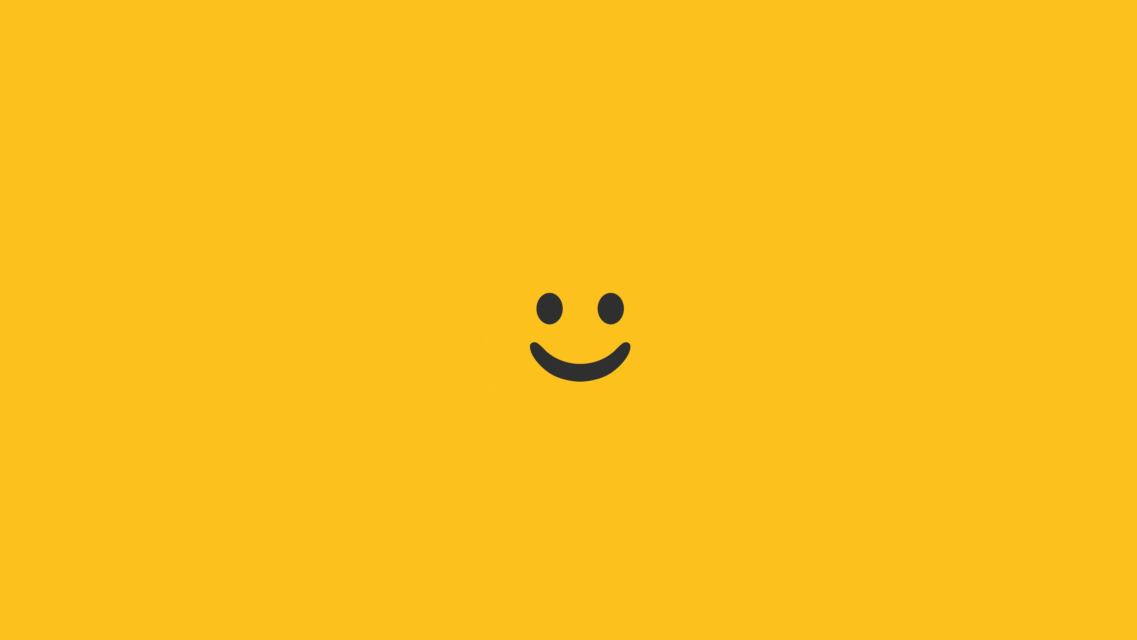Minimalistiese Glimlag-emoji op Mosterdagtergrond Muurpapier