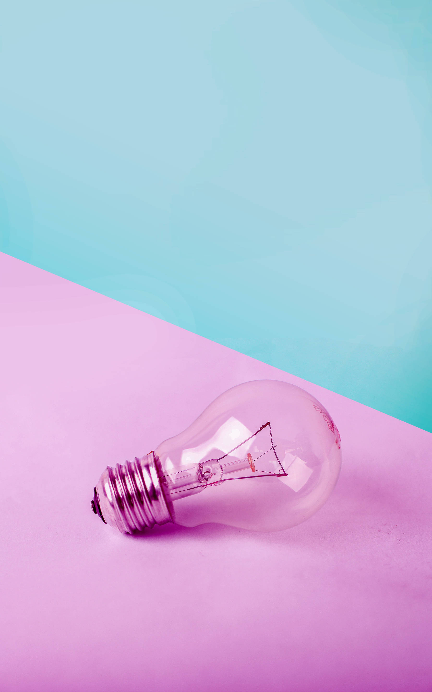 Minimalistiese Gloeilamp In Pastelblou En Violet Muurpapier