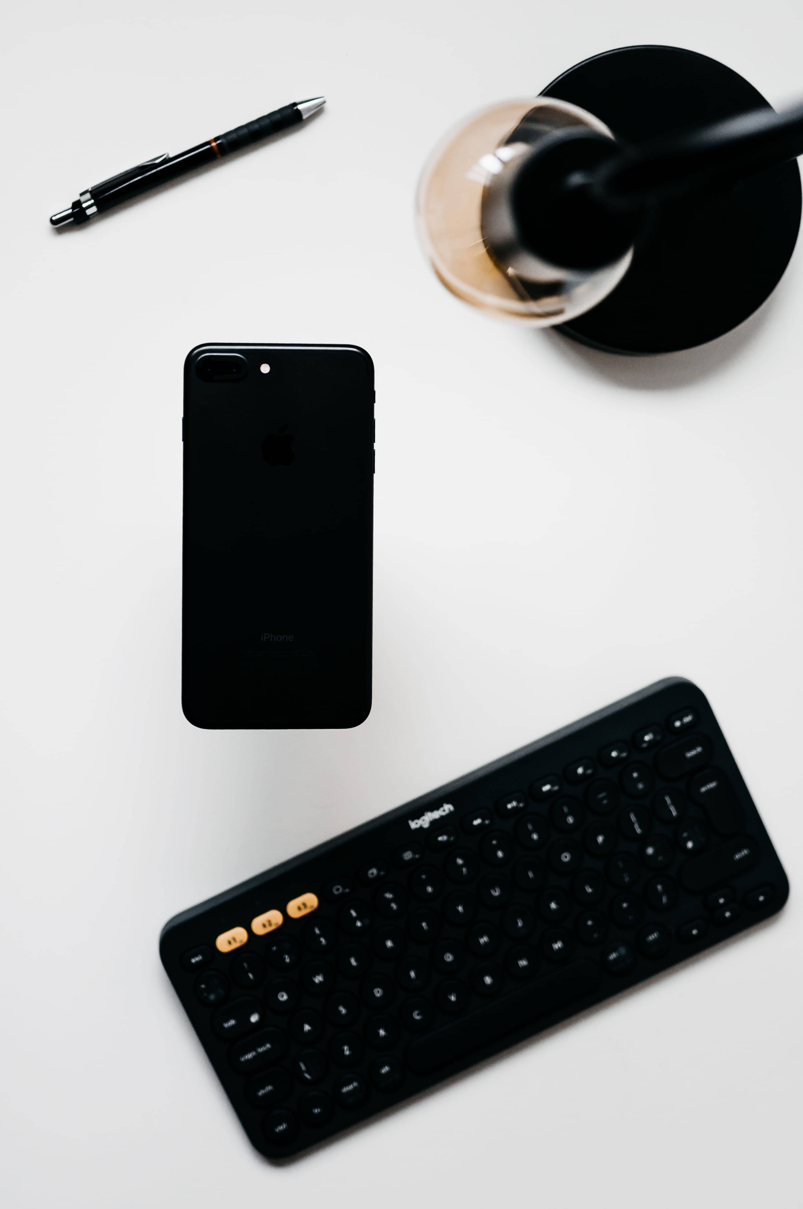 Minimalistiese iPhone-buro met swart sleutelbord Muurpapier