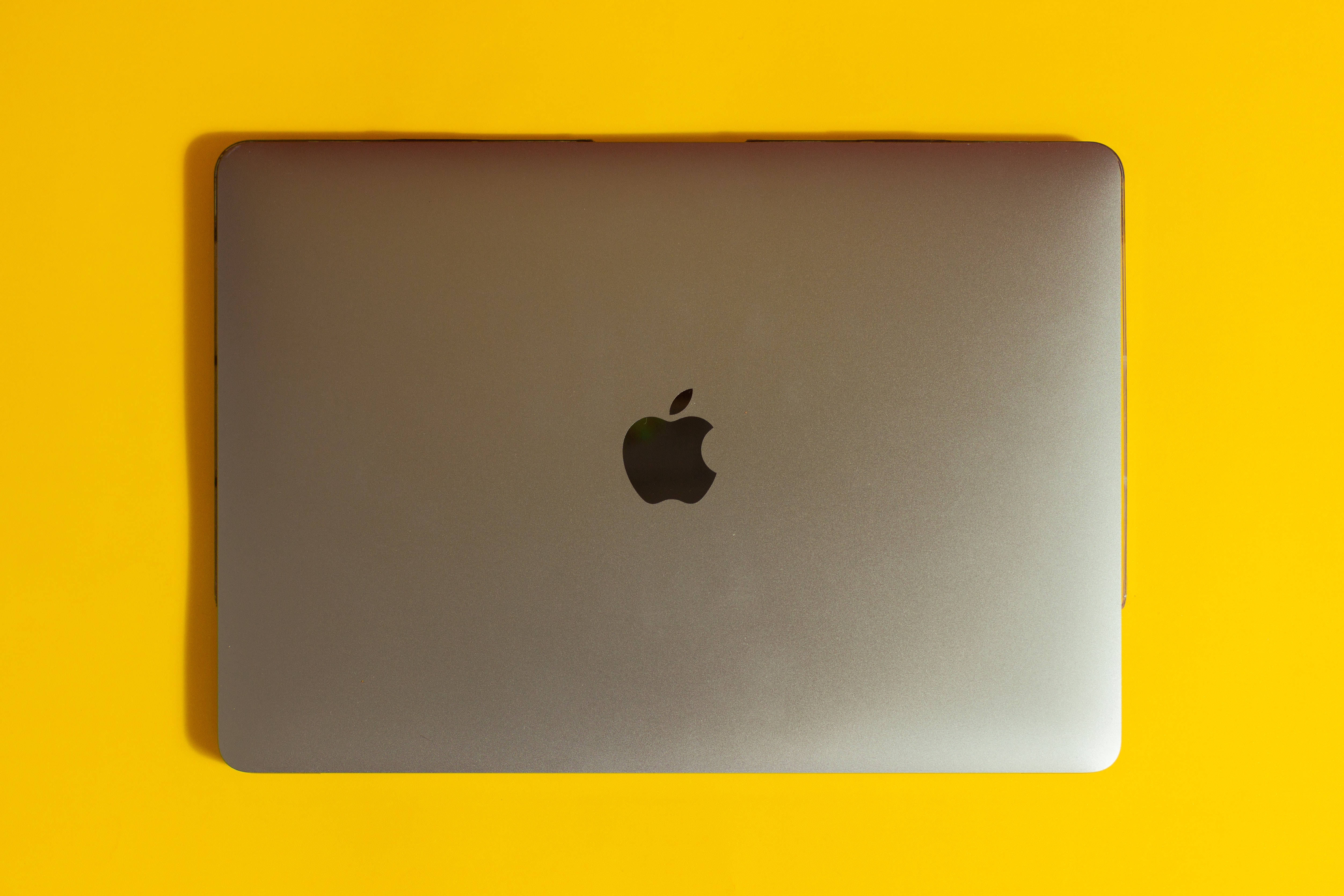 Minimalistiese Mac-werkruimte met 'n Tikkie Elegansie Muurpapier