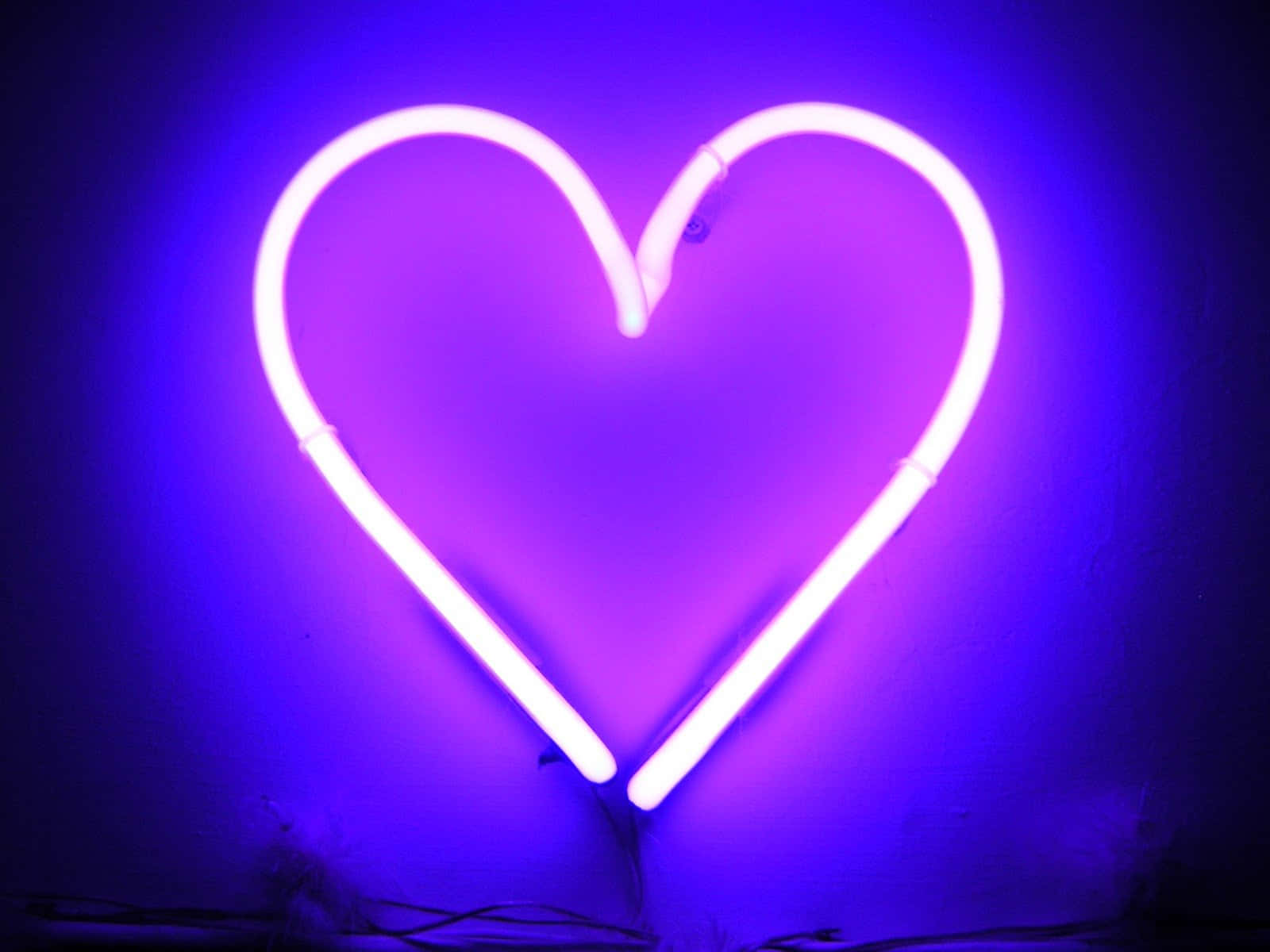 Minimalistiese Pers Neon Hart Lig Foto Muurpapier