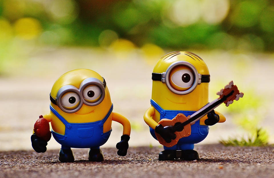 Minions Bob en Stuart Oulike Musiek Kitaar Muurpapier