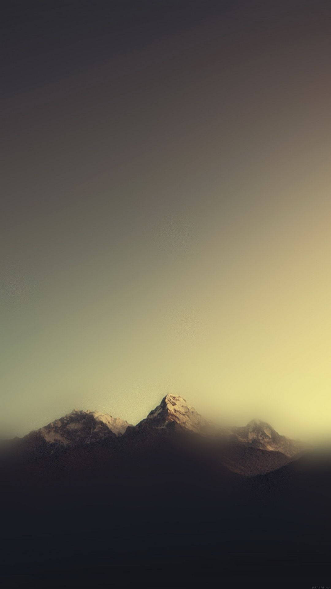 Misagtige Berg-estetika iPhone 11 Muurpapier