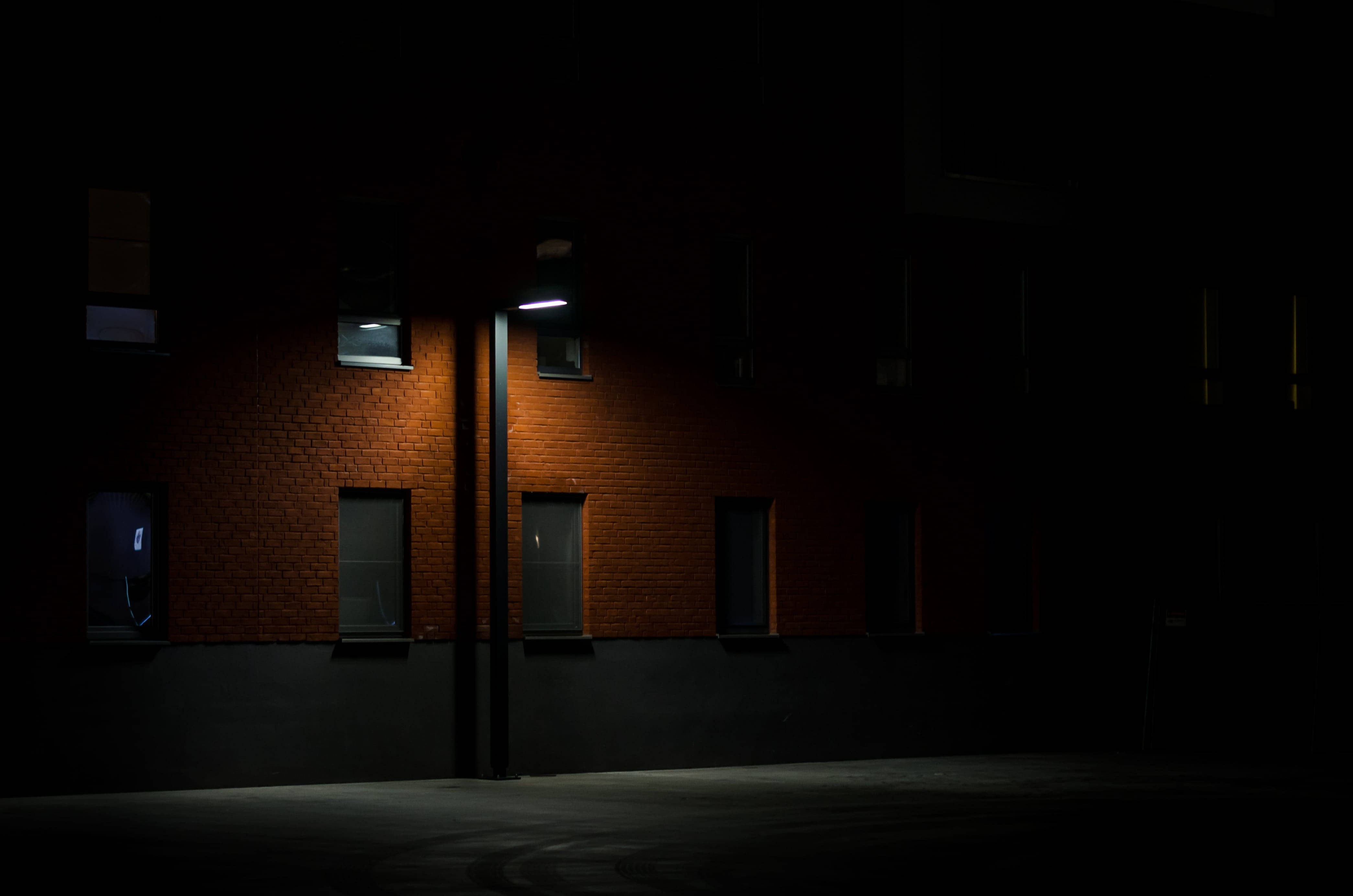 Moderne Straatlig Donker 4K Muurpapier