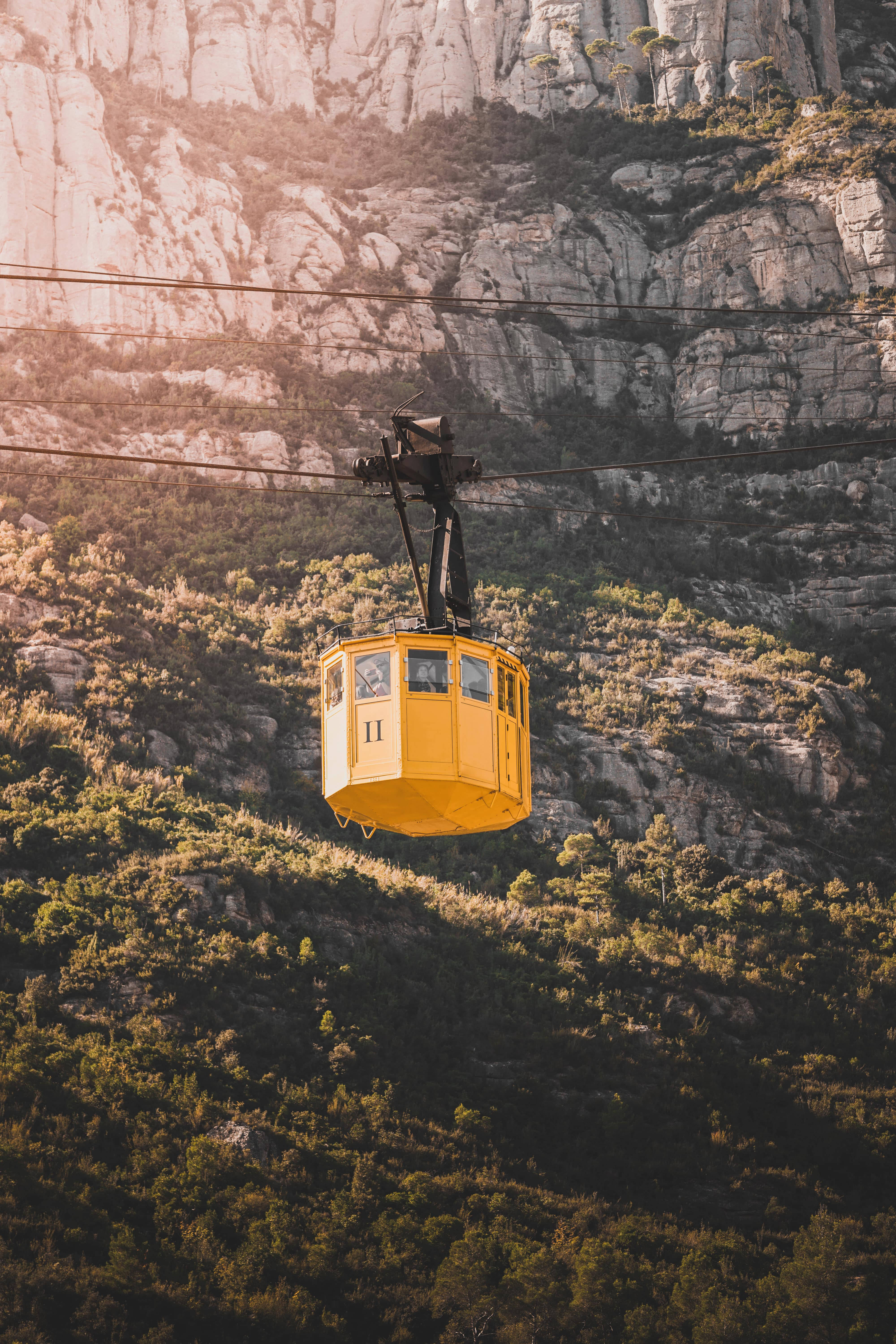 Montserrat Geel Kabelkar Muurpapier