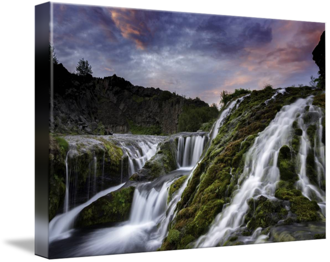 Mossige Waterval in Skemering Muurpapier
