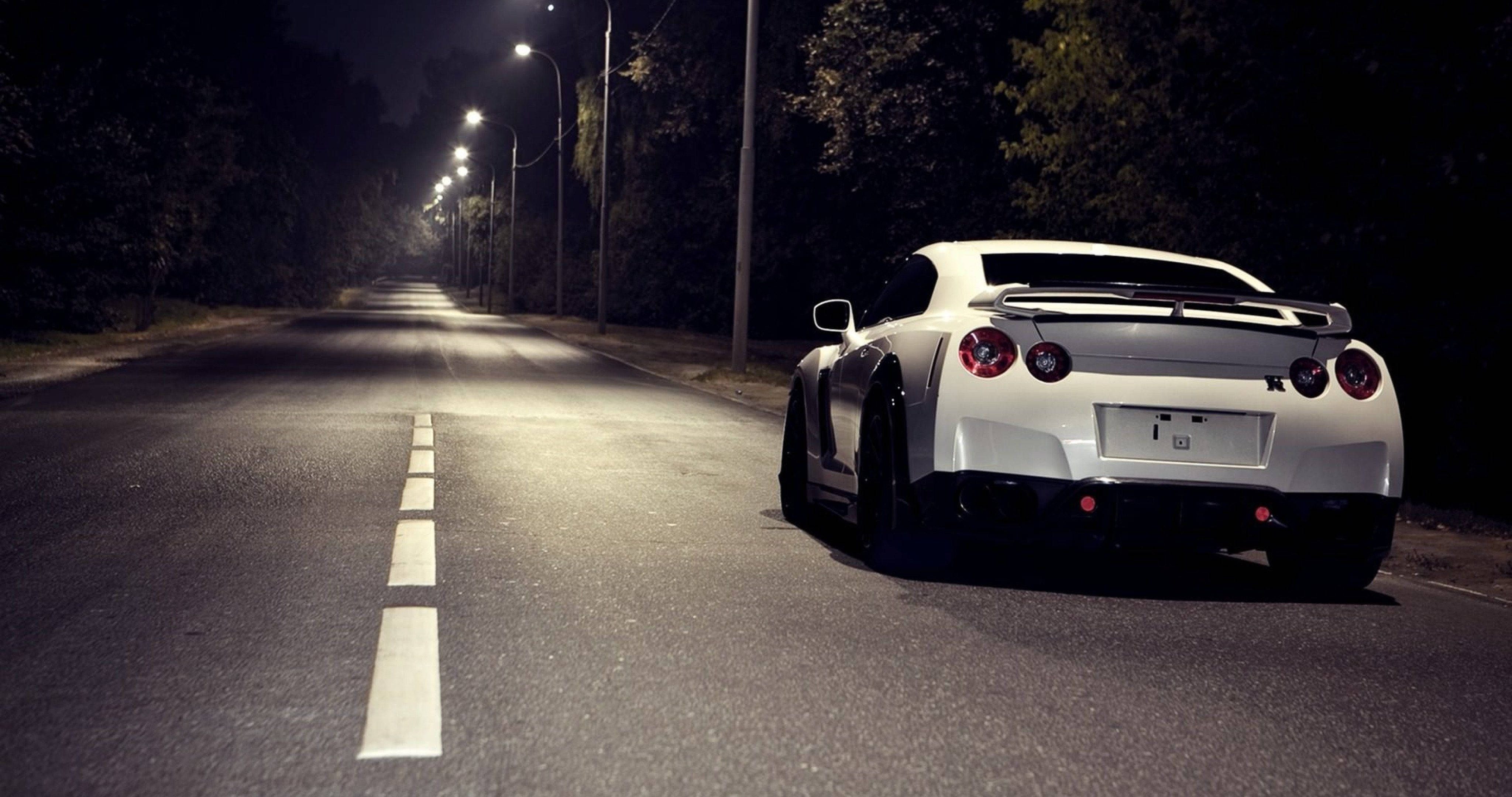 Motor 4K Wit Nissan GTR Muurpapier