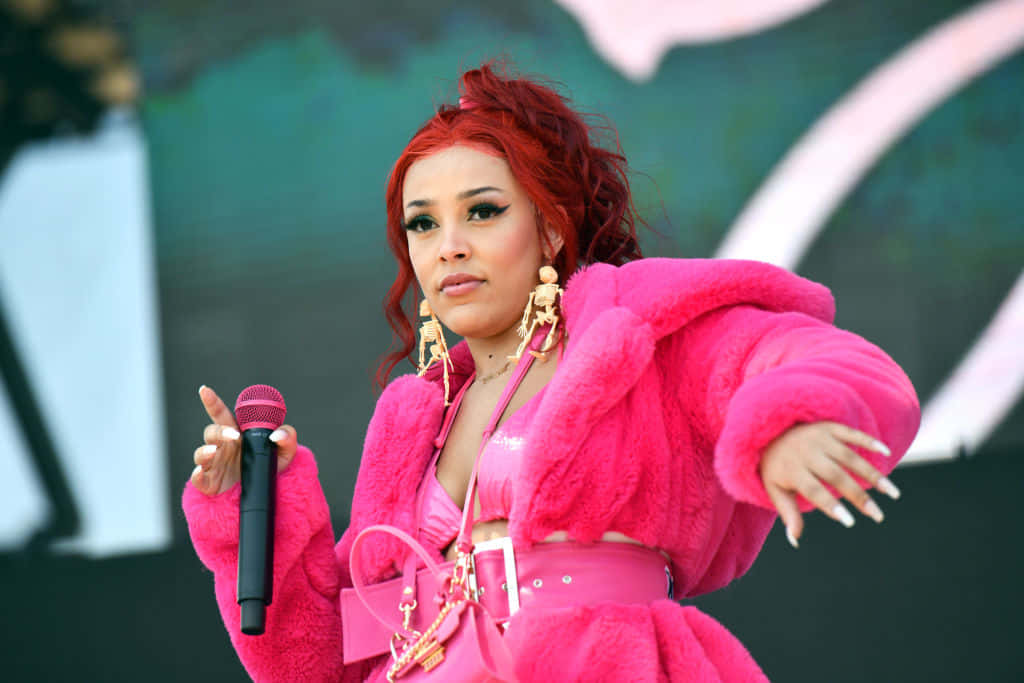 Musikant Doja Cat in Haar Tuiste Ateljee Muurpapier