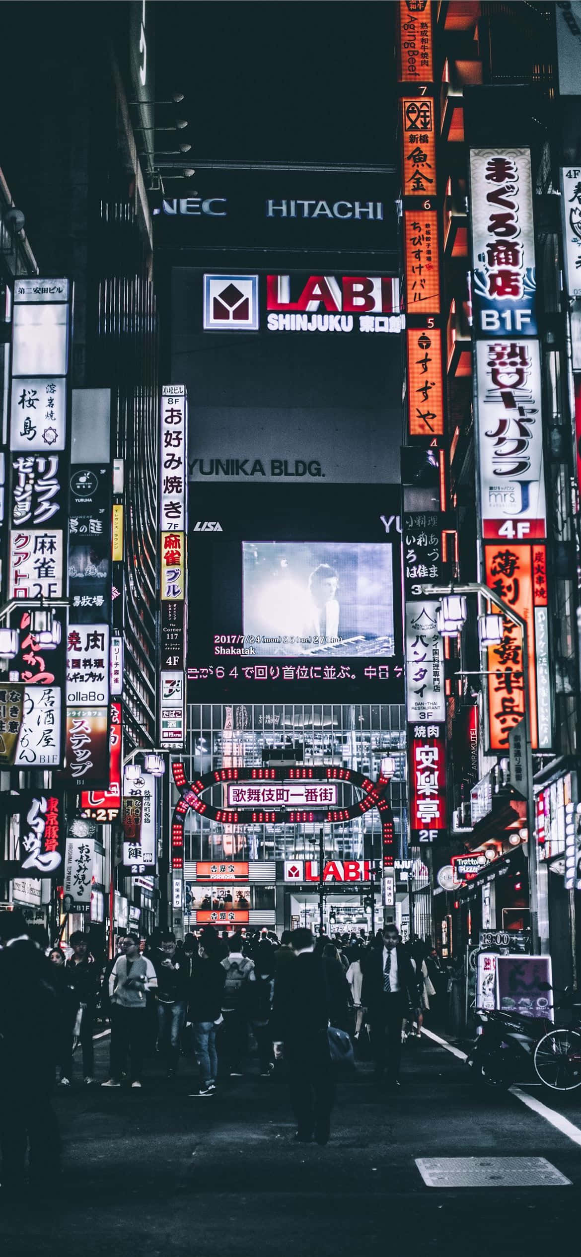 'n Aandstappie deur die Strates van Donker Japan Muurpapier