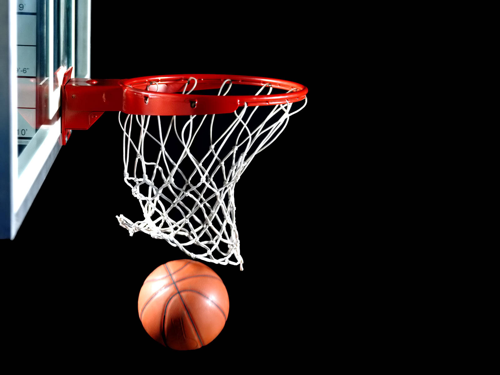 'n basketbal gaan in die hoepel in Muurpapier