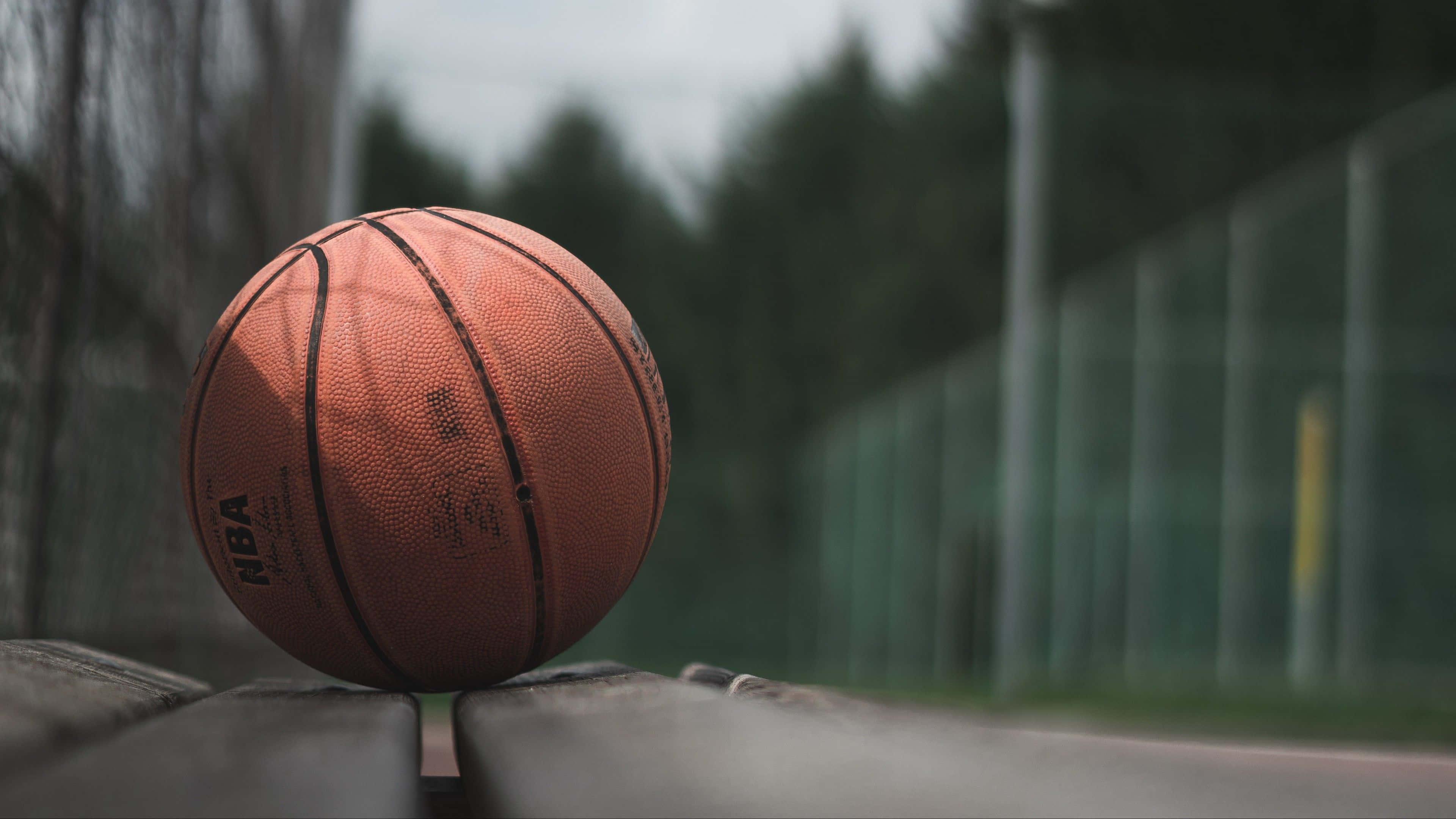 'n basketbal op 'n bank Muurpapier