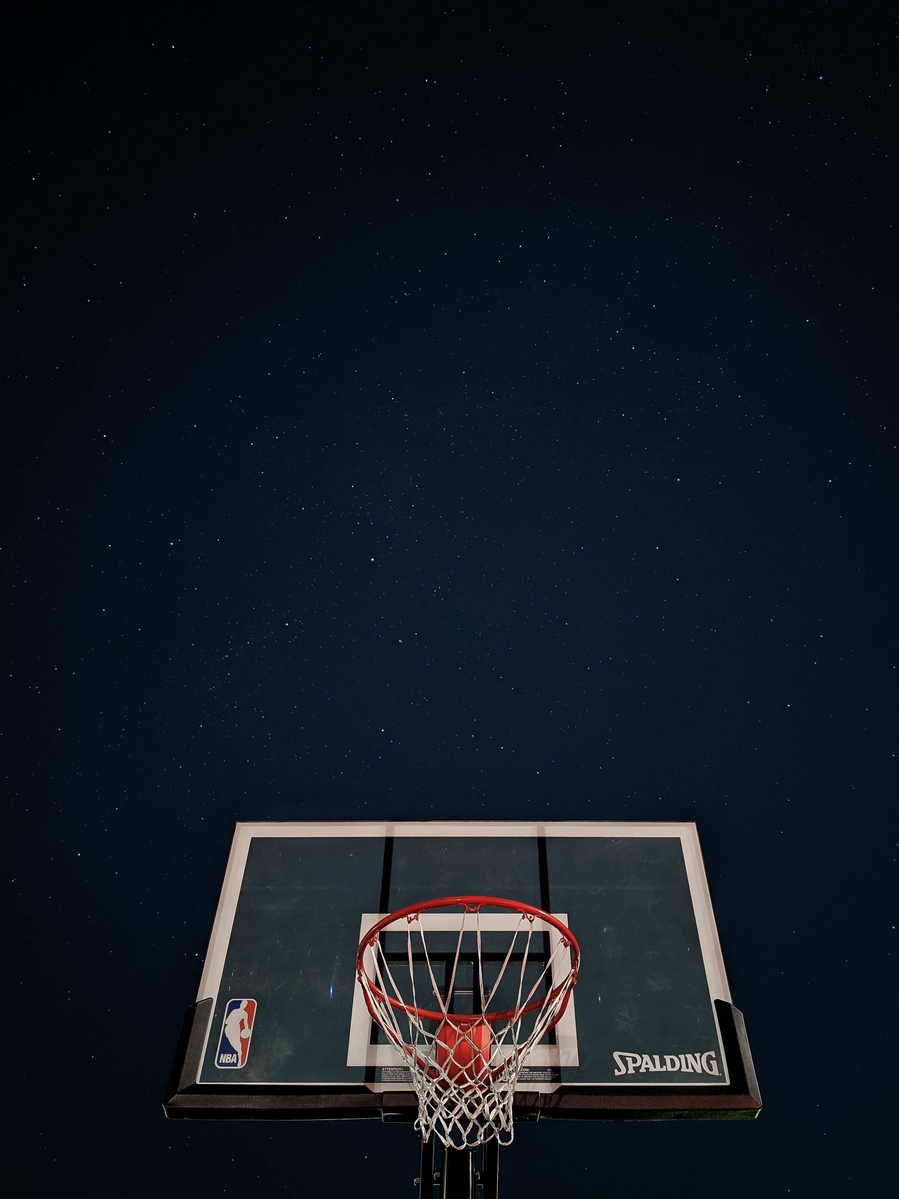 'n basketbalhoepel in die lug Muurpapier